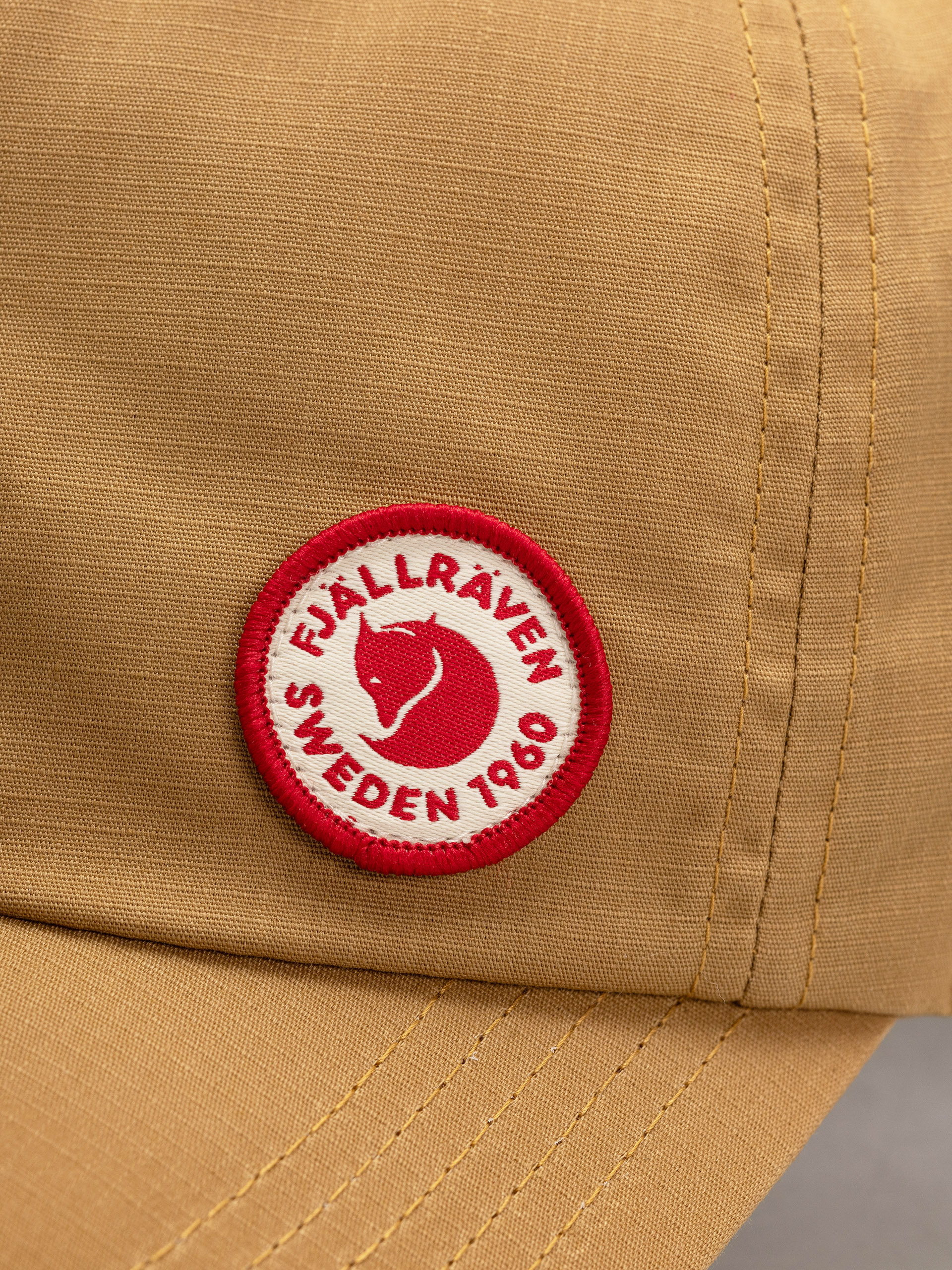 Šiltovka Fjallraven Logo (buckwheat brown)