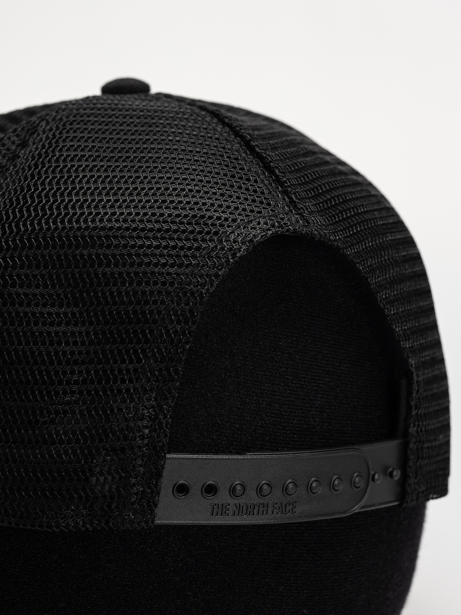 Šiltovka The North Face Half Dome Trucker (tnf black/leather patch)