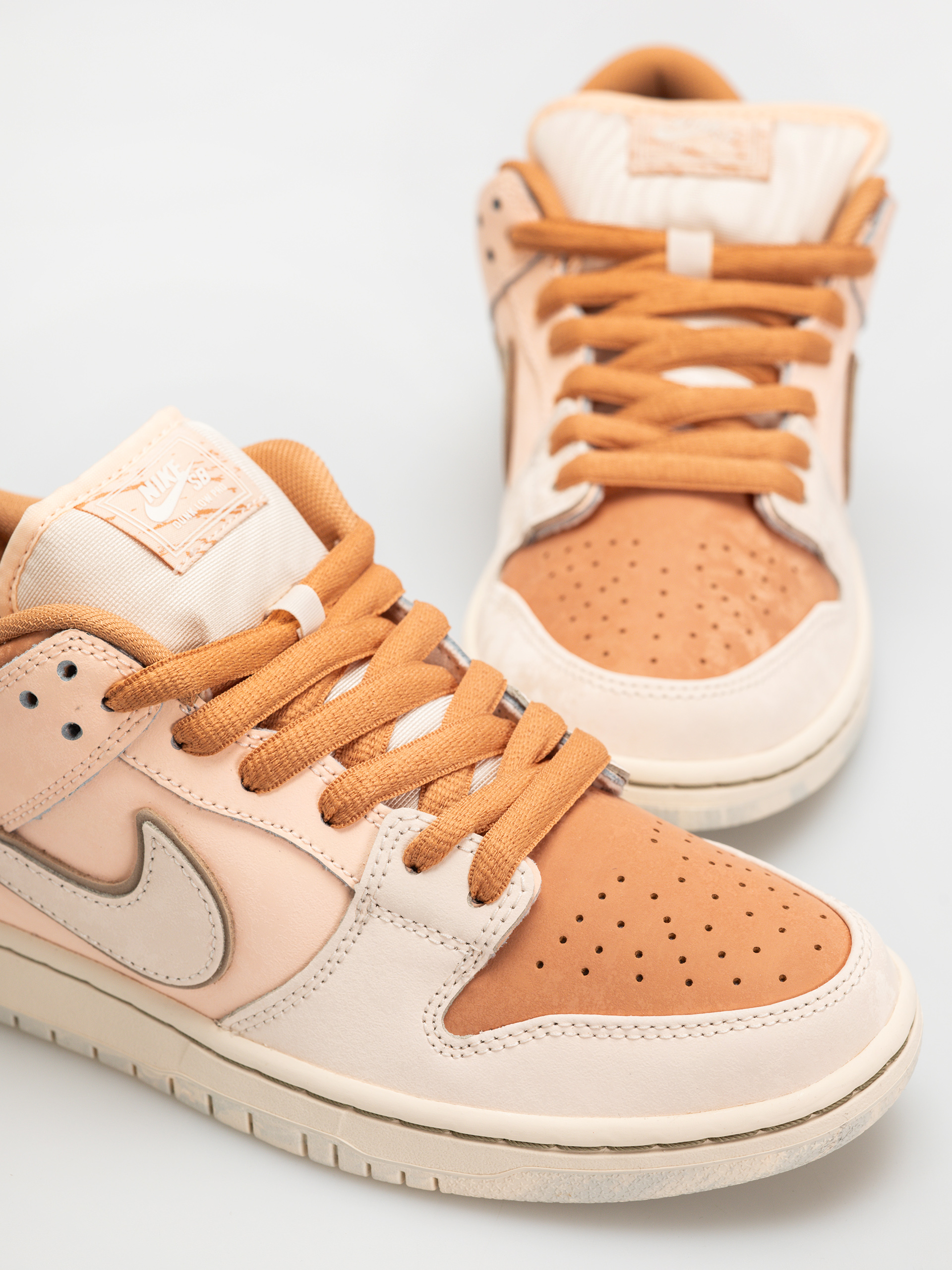 Topánky Nike SB Dunk Low Pro Prm (amber brown/guava ice crimson tint hemp)