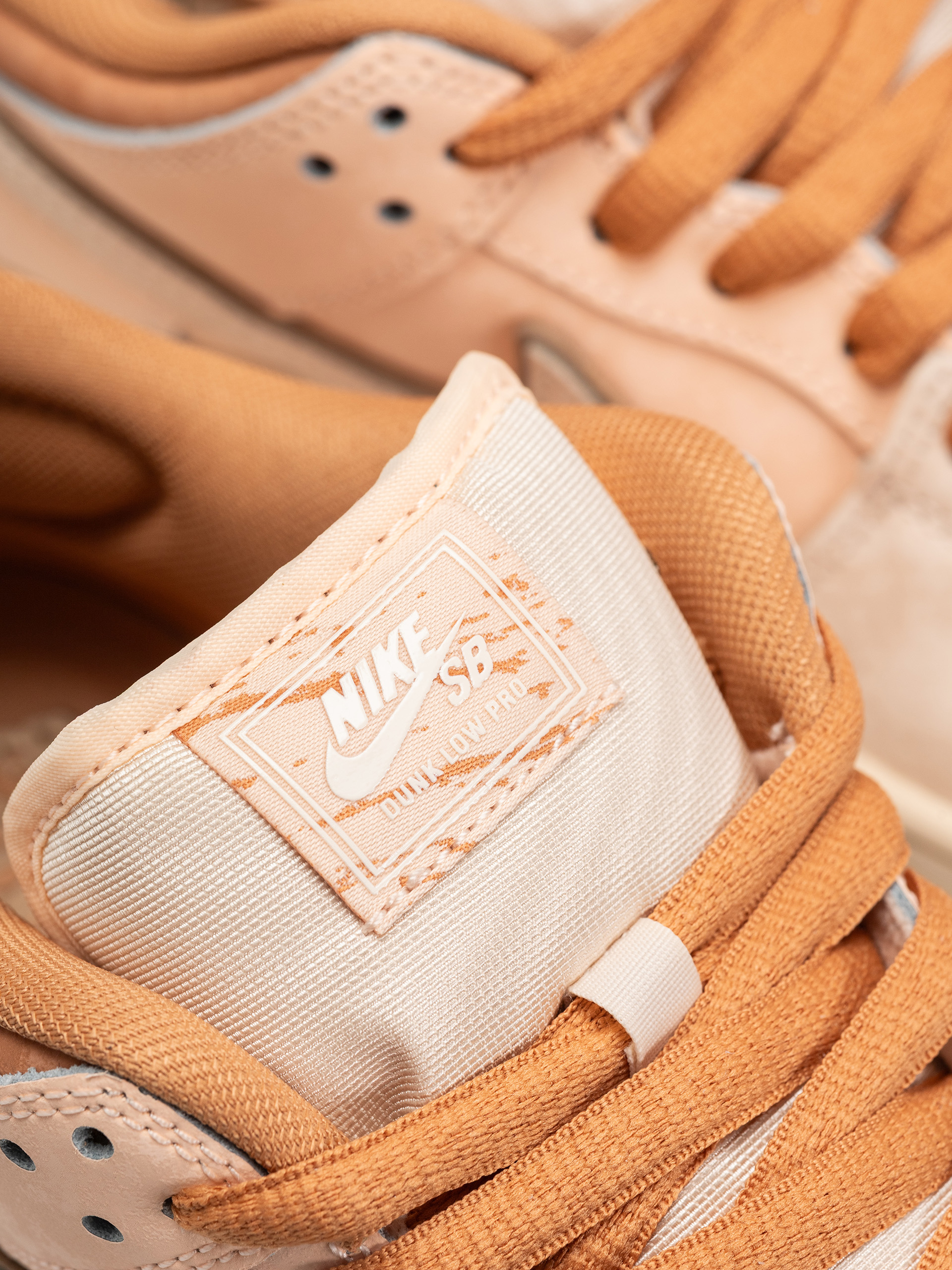 Topánky Nike SB Dunk Low Pro Prm (amber brown/guava ice crimson tint hemp)