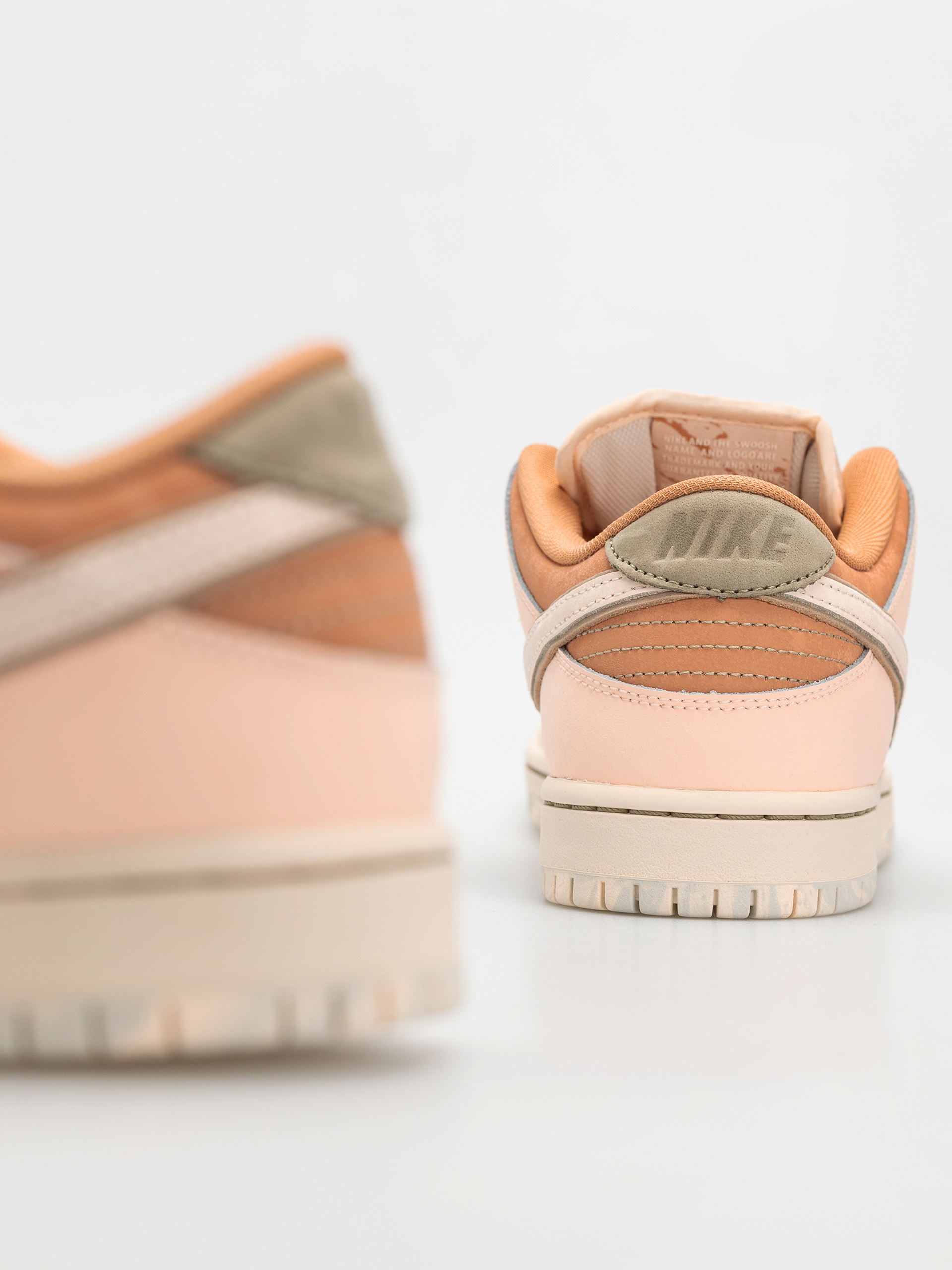 Topánky Nike SB Dunk Low Pro Prm (amber brown/guava ice crimson tint hemp)