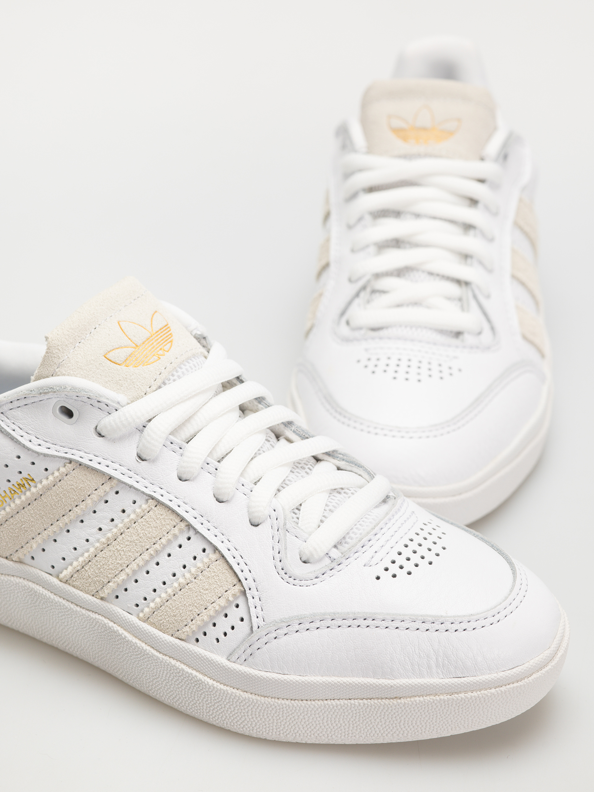 Topánky adidas Tyshawn Low (ftwwht/ftwwht/goldmt)
