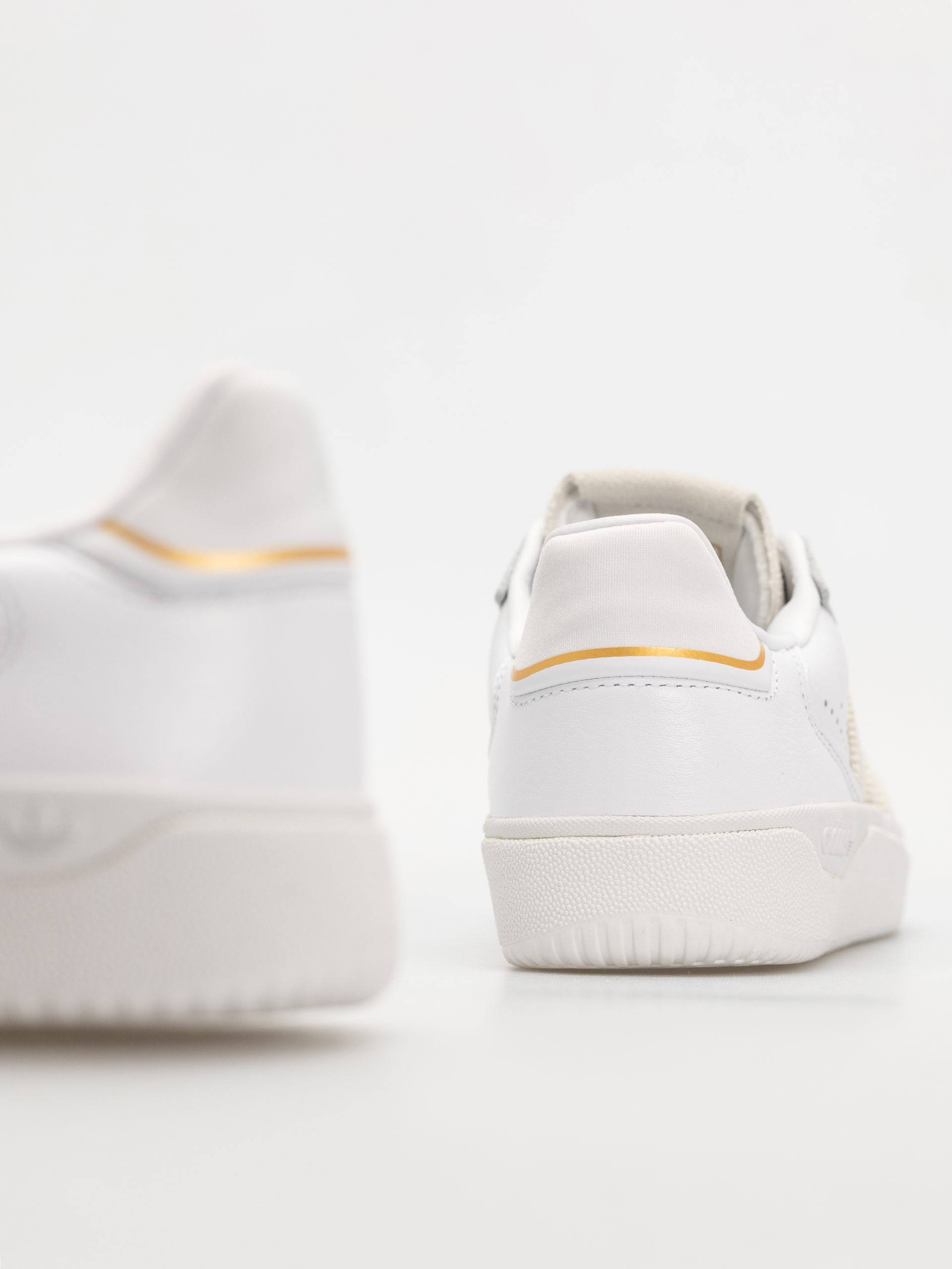 Topánky adidas Tyshawn Low (ftwwht/ftwwht/goldmt)