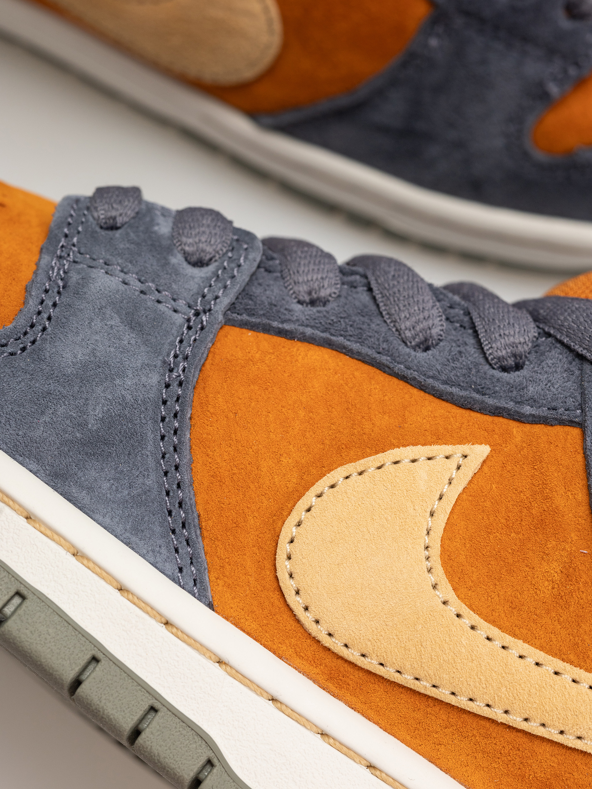 Topánky Nike SB Dunk Low Pro (light carbon/sesame monarch summit white)