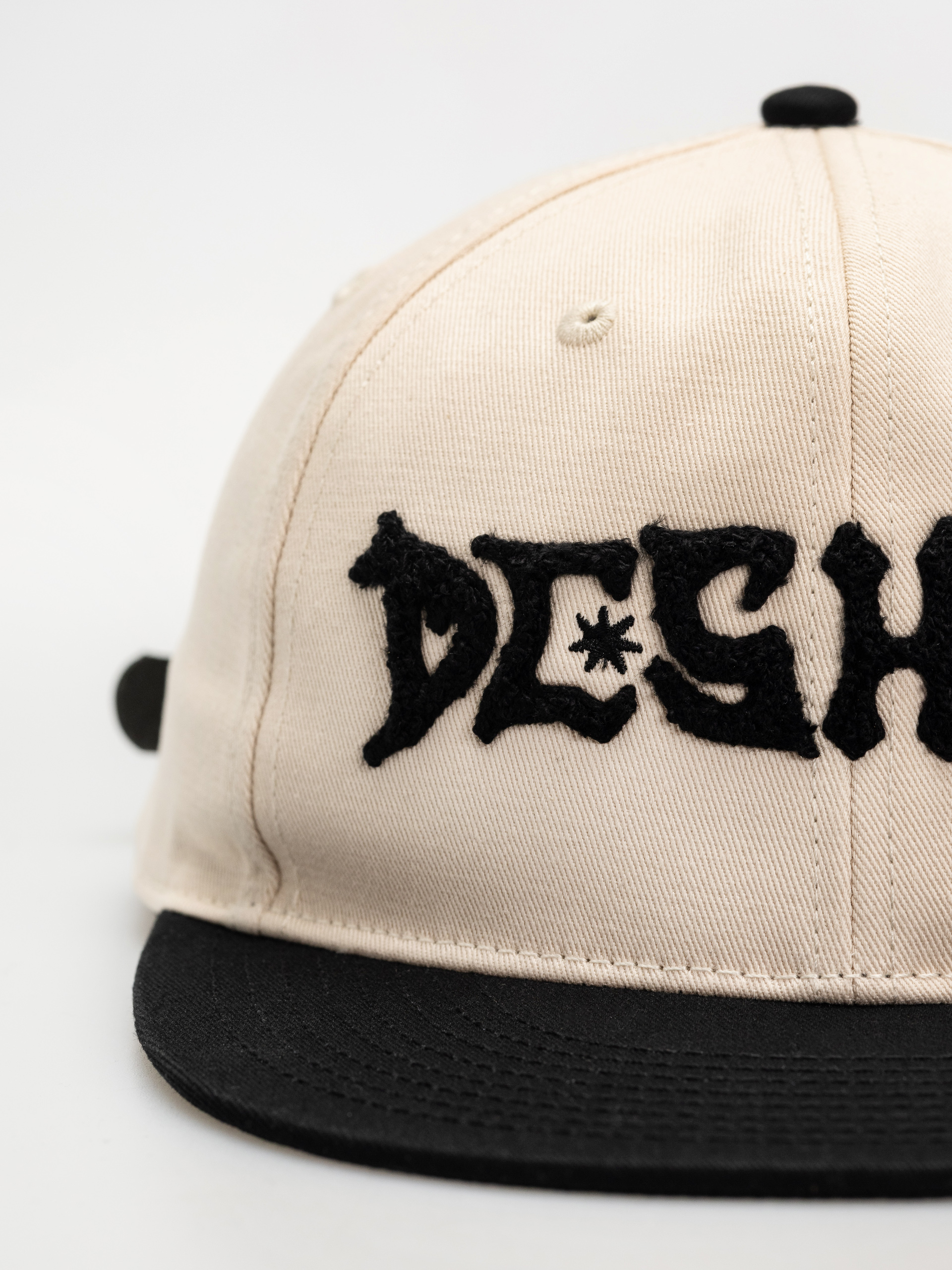 Šiltovka DC Mosh Pit Strapback (lily white/black)