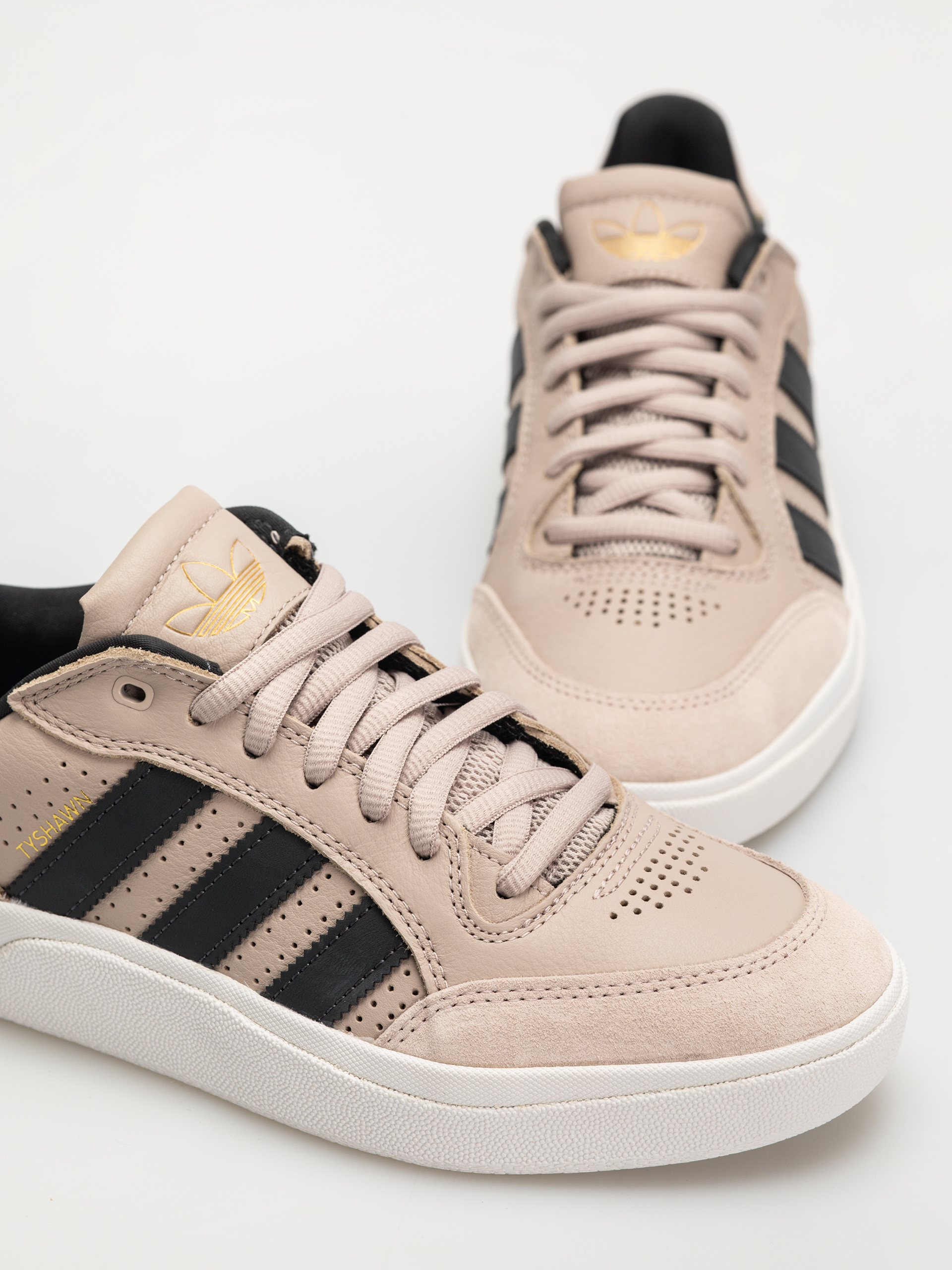 Topánky adidas Tyshawn Low (wontau/carbon/goldmt)