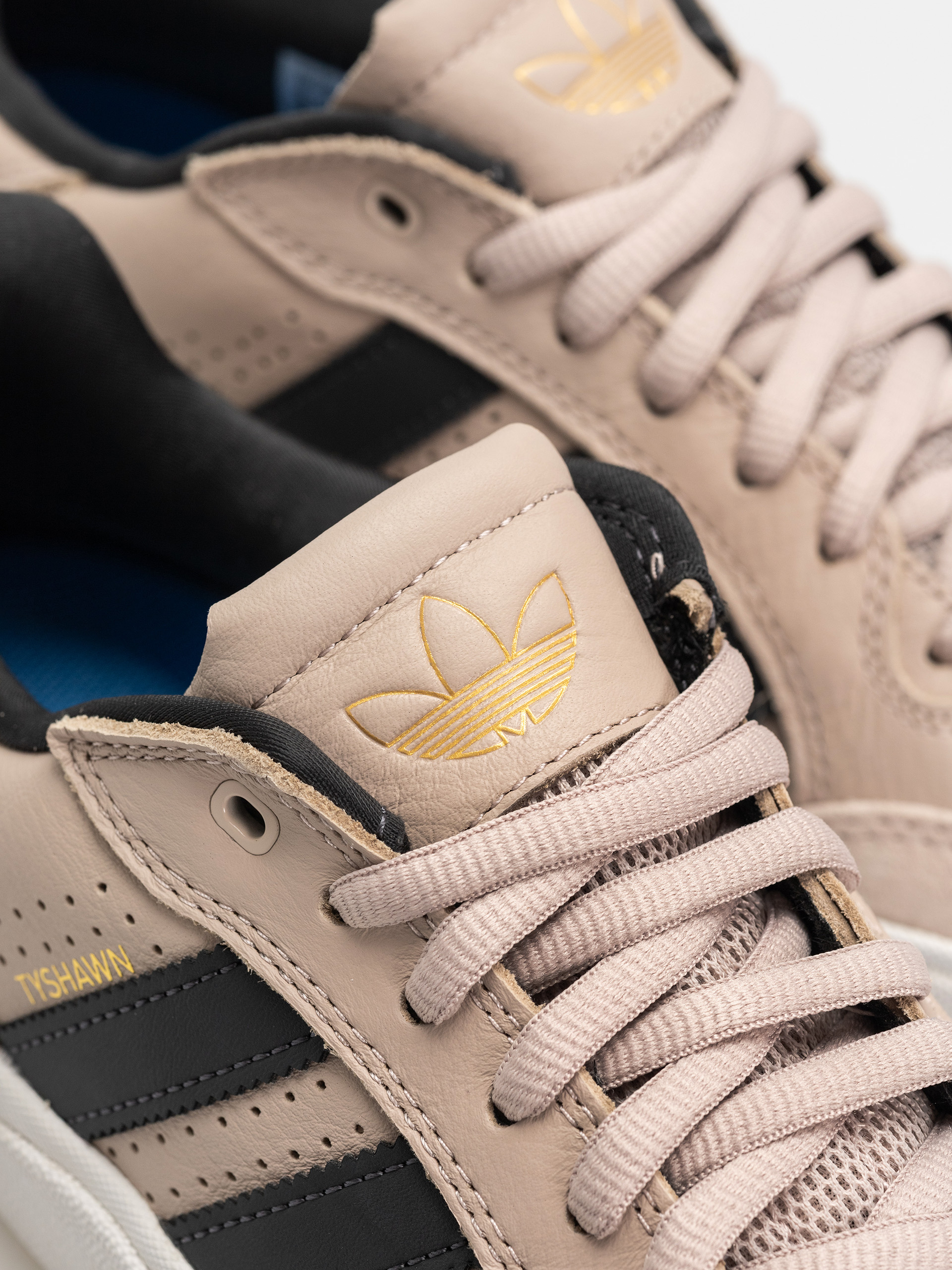 Topánky adidas Tyshawn Low (wontau/carbon/goldmt)