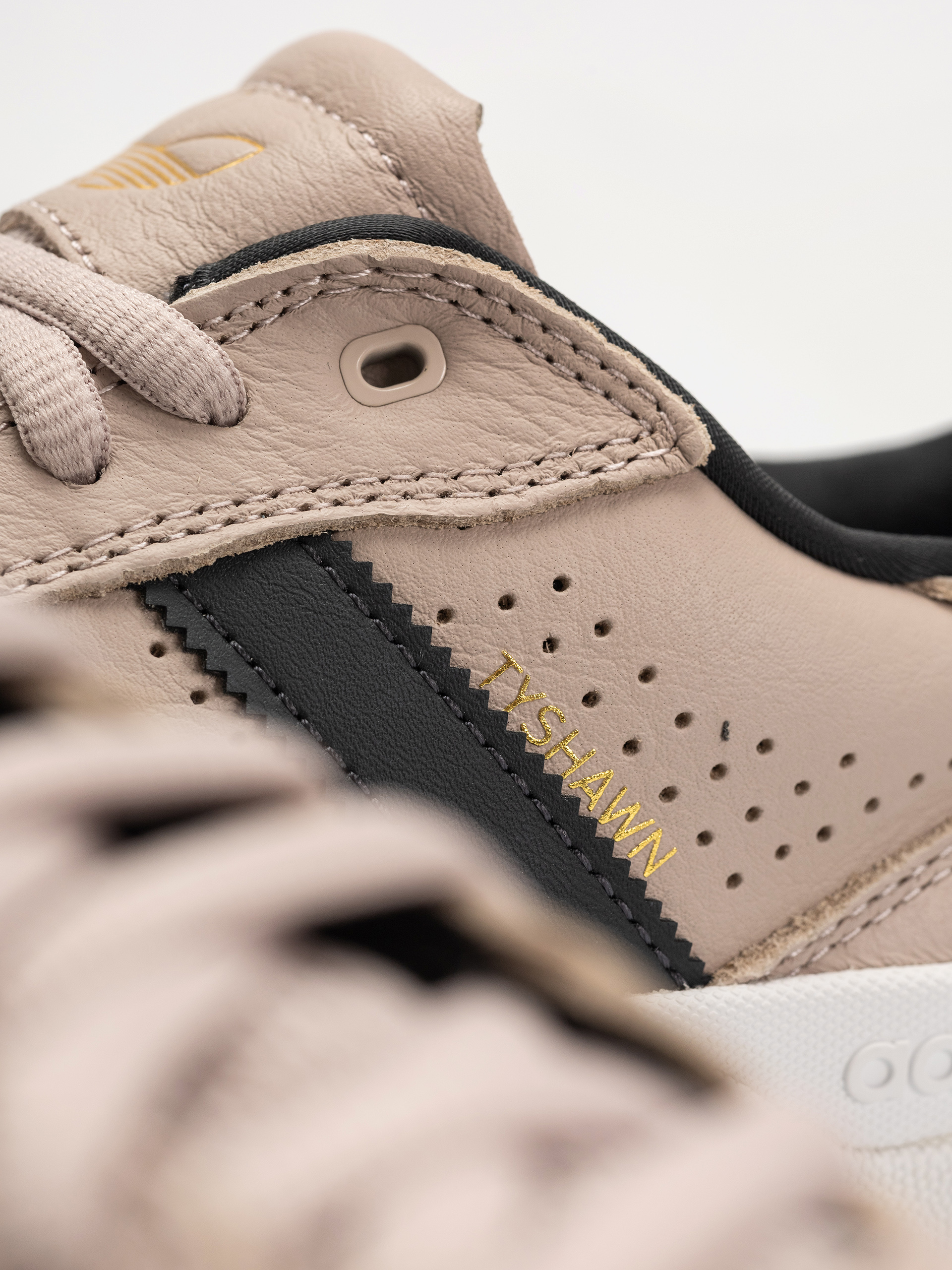 Topánky adidas Tyshawn Low (wontau/carbon/goldmt)