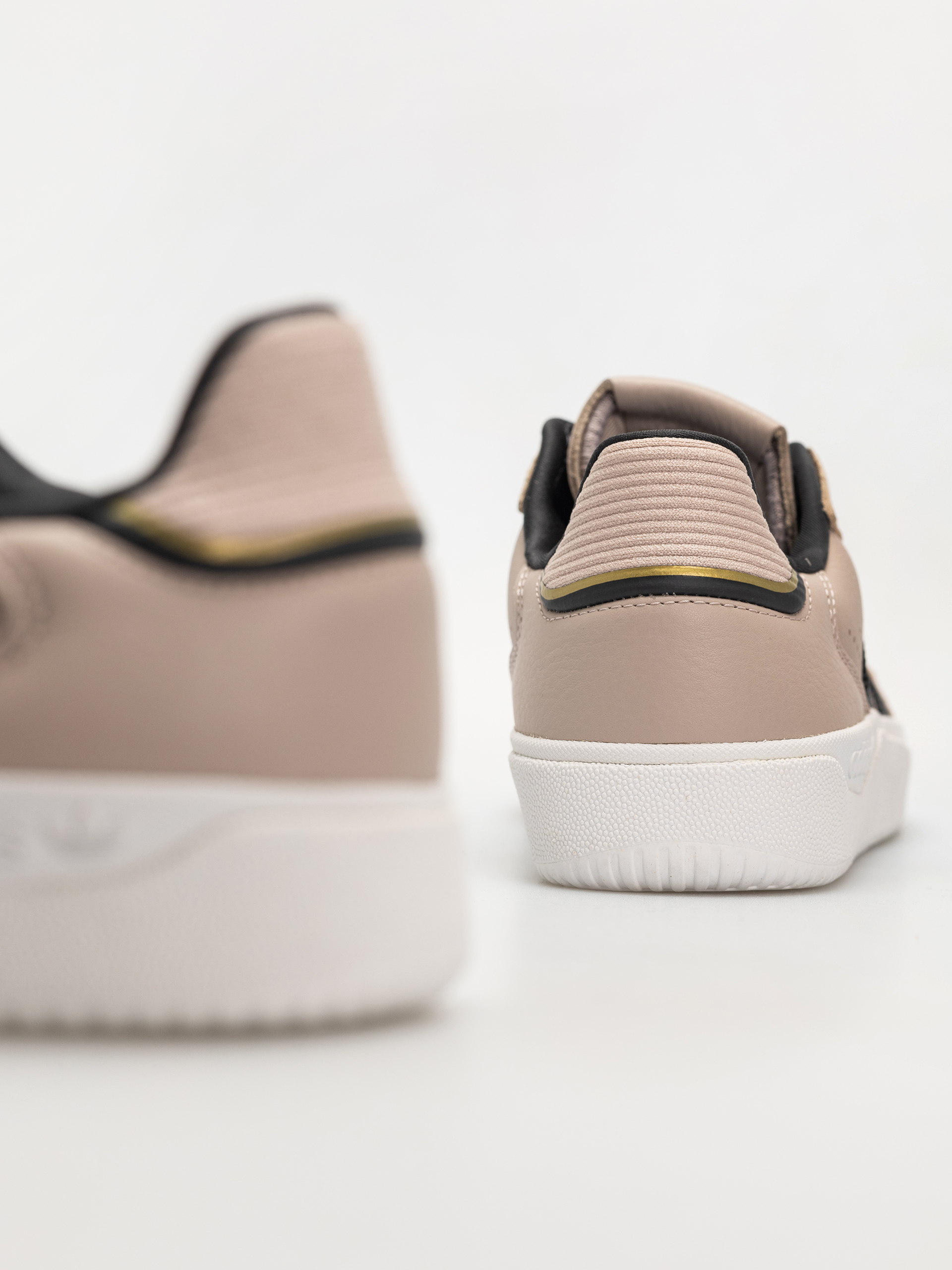 Topánky adidas Tyshawn Low (wontau/carbon/goldmt)