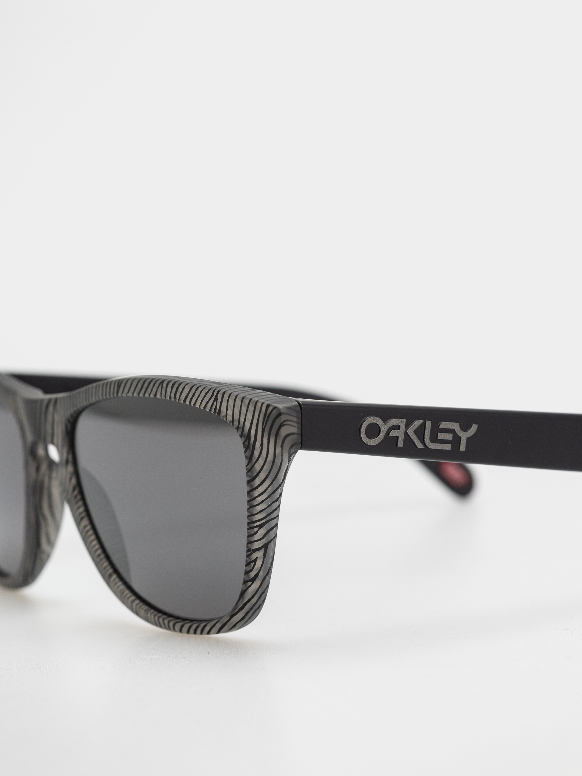 Slnečné okuliare Oakley Frogskins (matte grey ink fingerprint/prizm black)