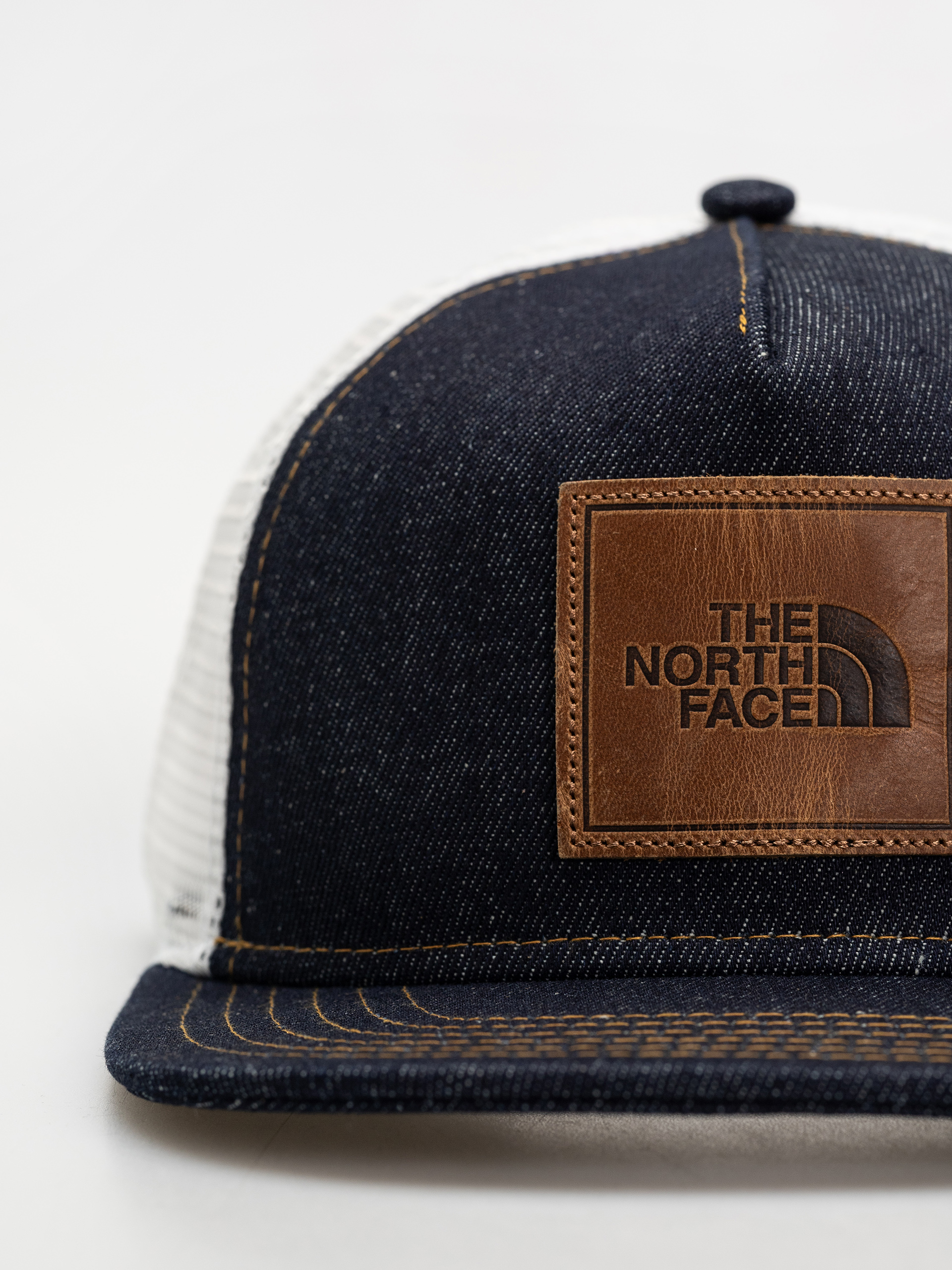 Šiltovka The North Face Half Dome Trucker (denim/leather patch)