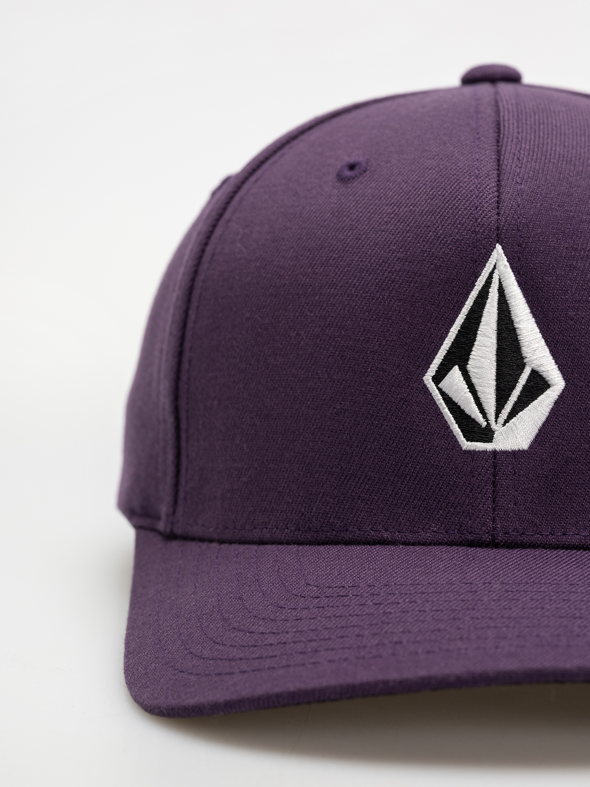 Šiltovka Volcom Full Stone Flexfit (grape royale)