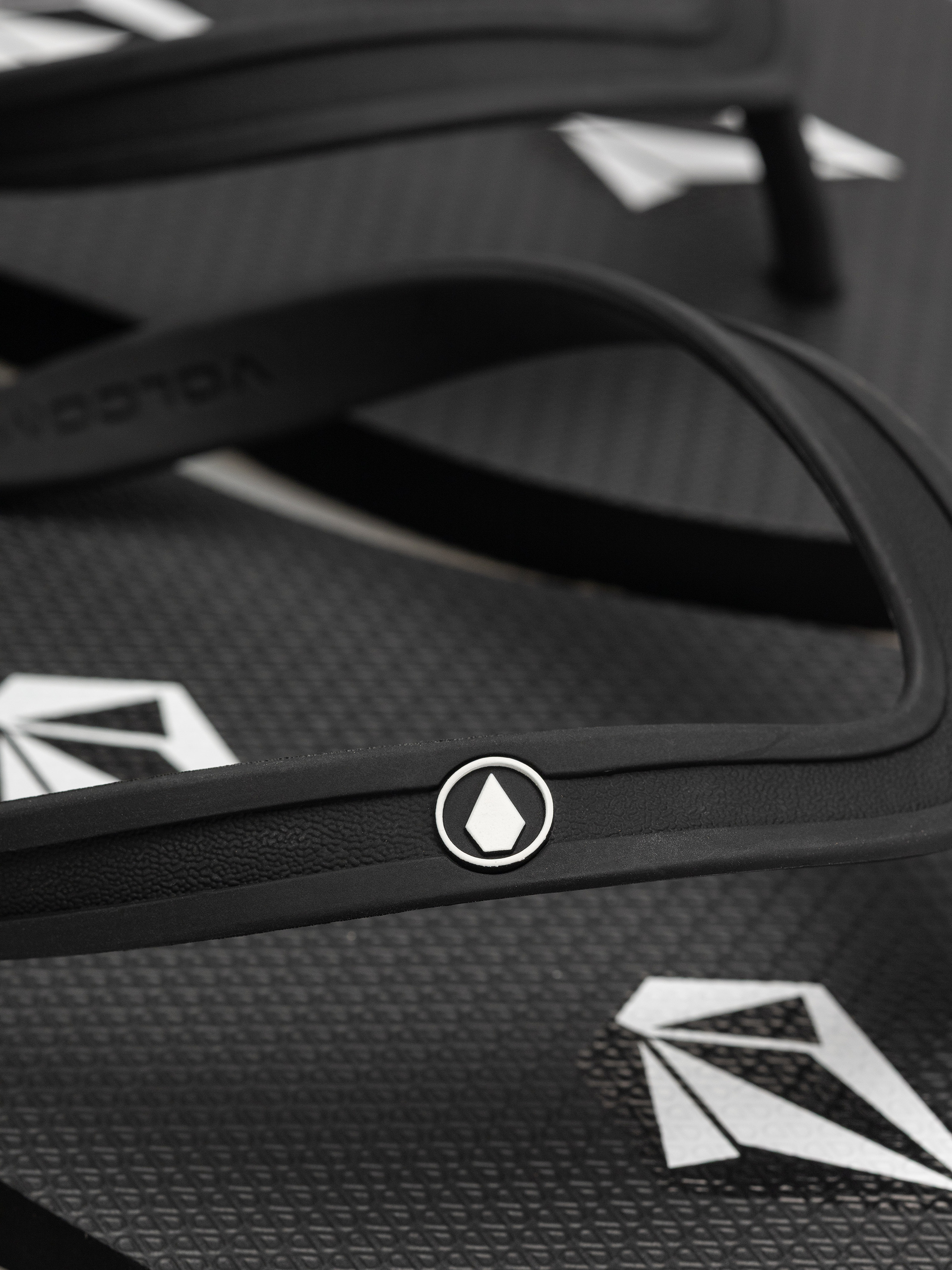 Plážovky Volcom Rocker 2 (stoney black)