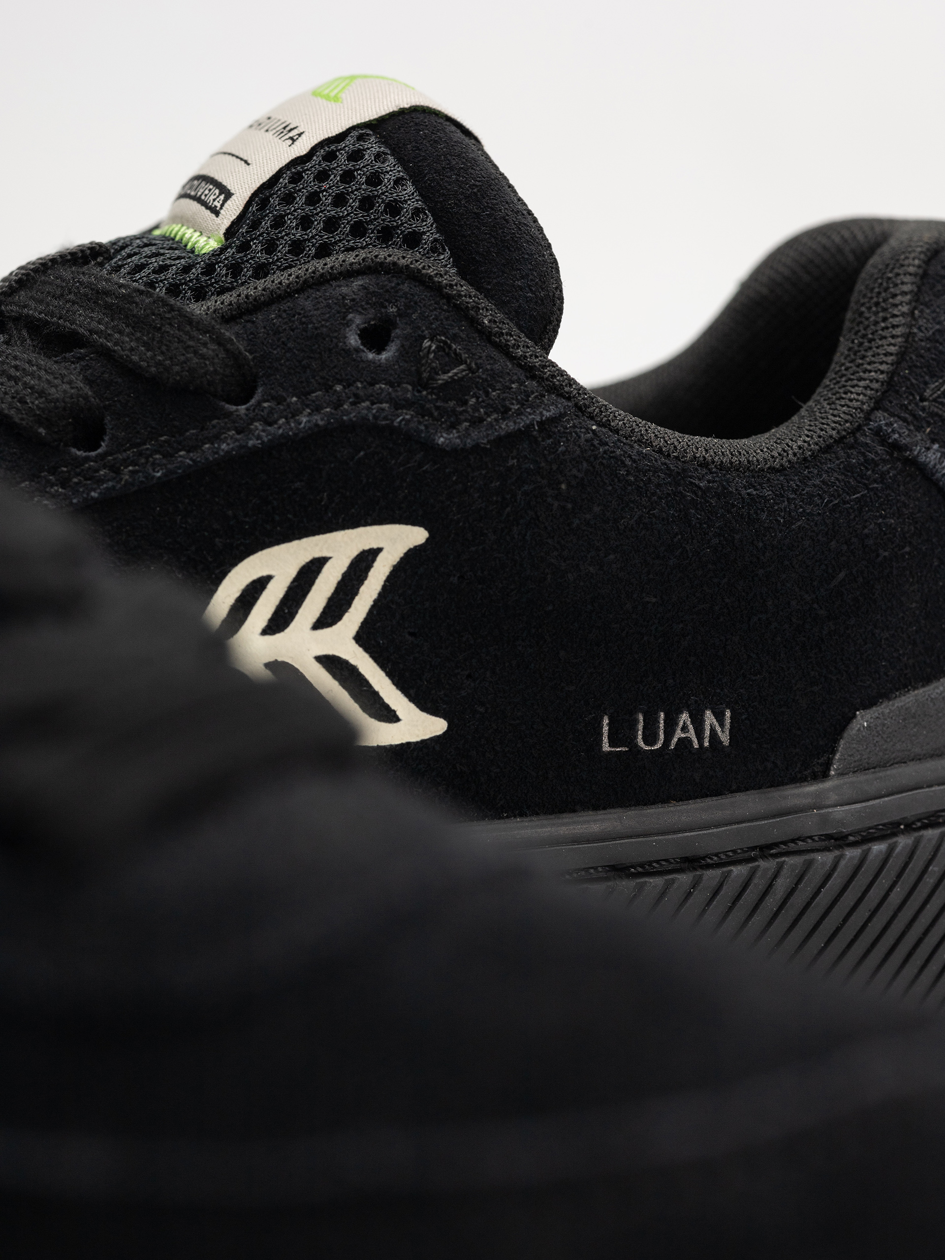 Topánky Cariuma Luan Pro Wmn (all black suede ivory logo)