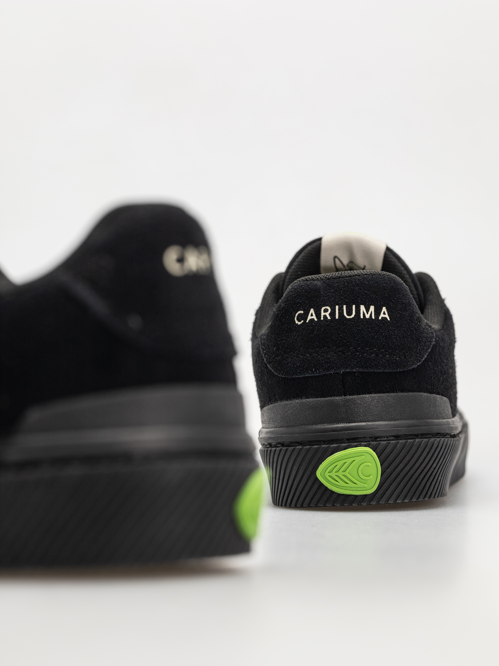 Topánky Cariuma Luan Pro Wmn (all black suede ivory logo)