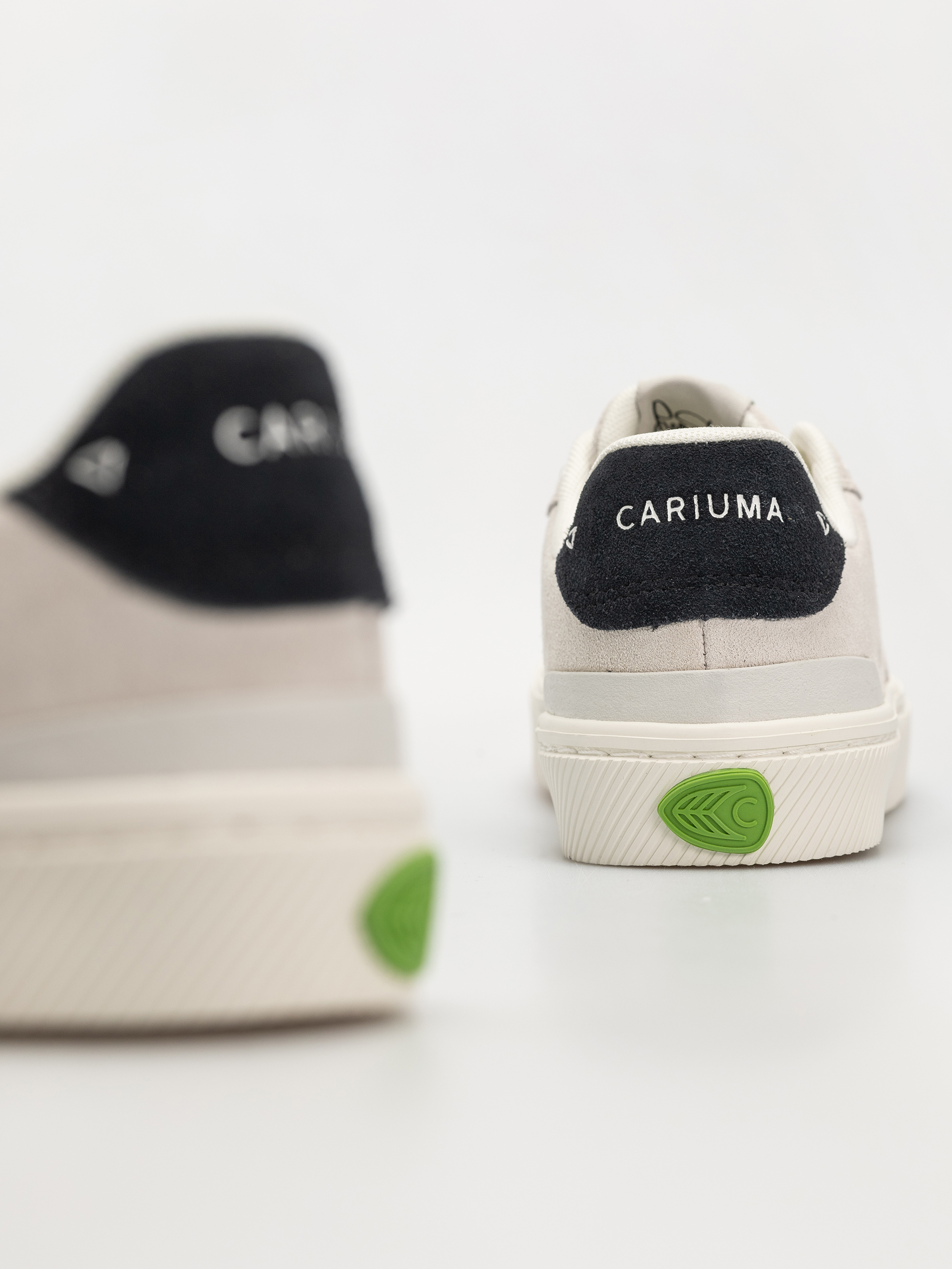 Topánky Cariuma Luan Pro Wmn (smoke white suede black logo)