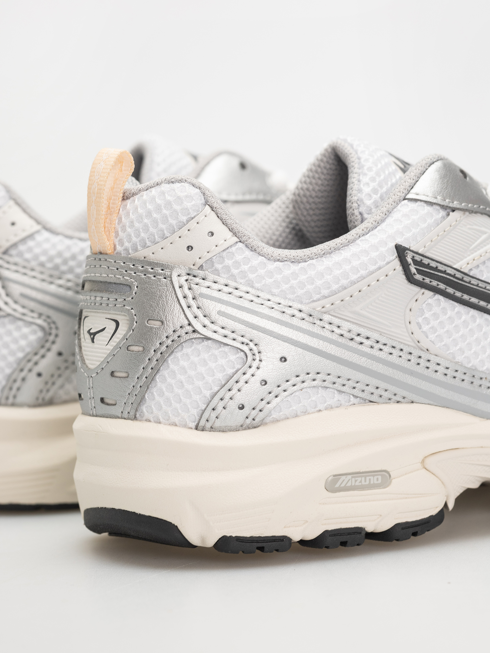 Topánky Mizuno MXR (white/iron gate/peach puree)