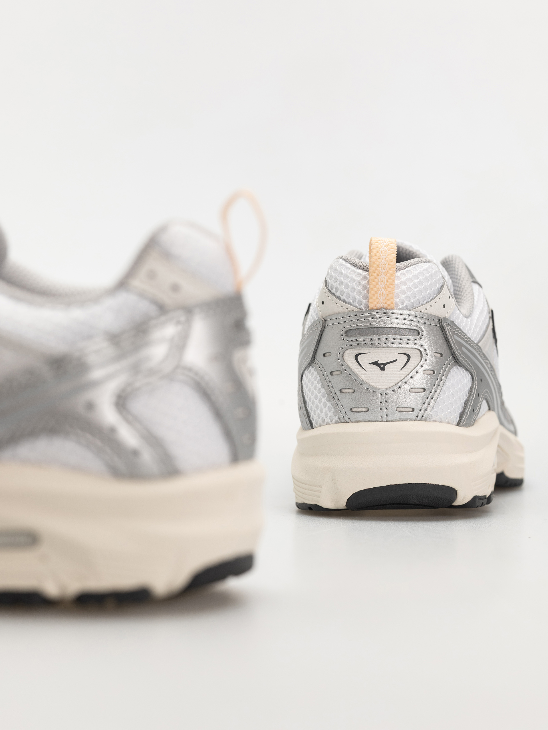 Topánky Mizuno MXR (white/iron gate/peach puree)