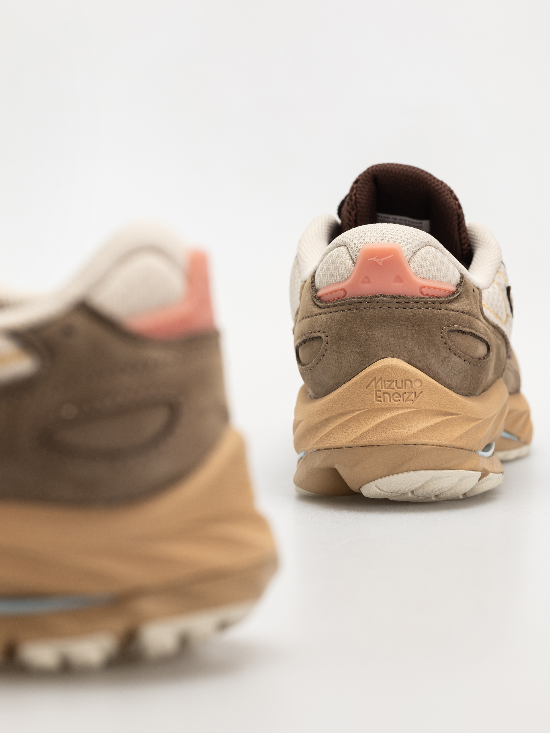 Topánky Mizuno Wave Rider Βeta Premium (vintage khaki/chicory coffee/lantana)