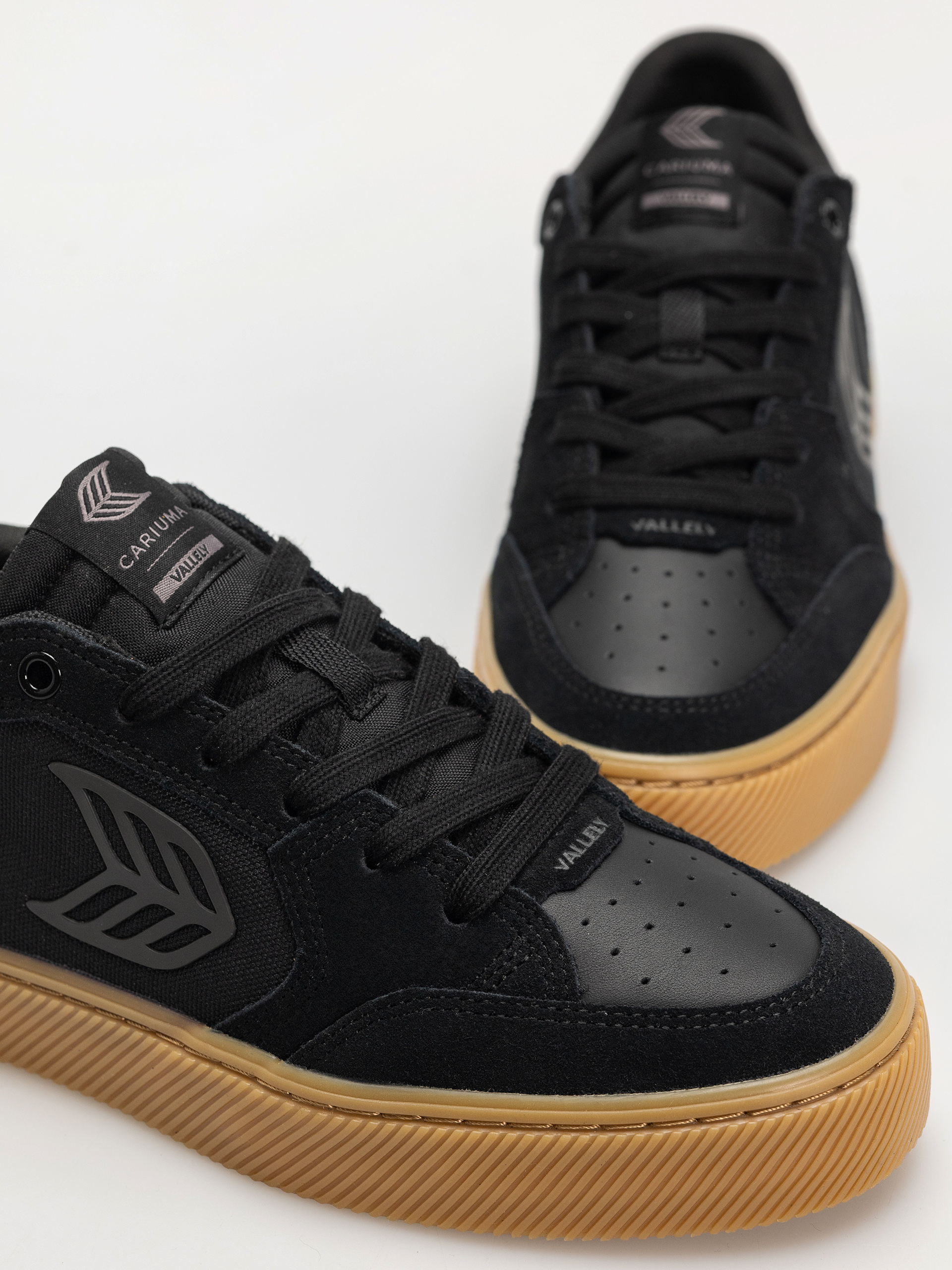 Topánky Cariuma Vallely Pro (gum black suede and cordura ash grey logo)