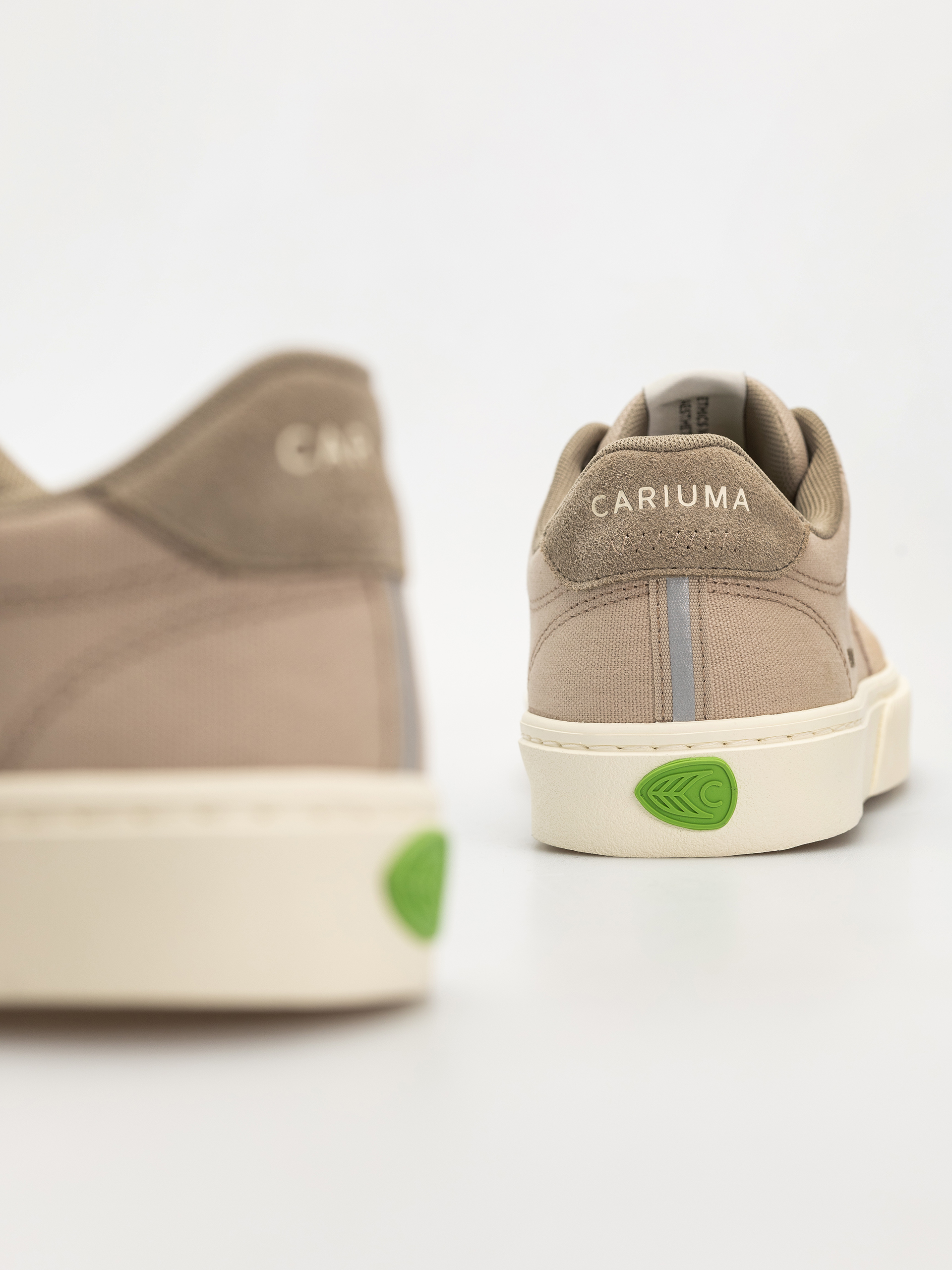Topánky Cariuma Naioca Pro (plaza taupe suede and canvas ivory logo laurel oak)
