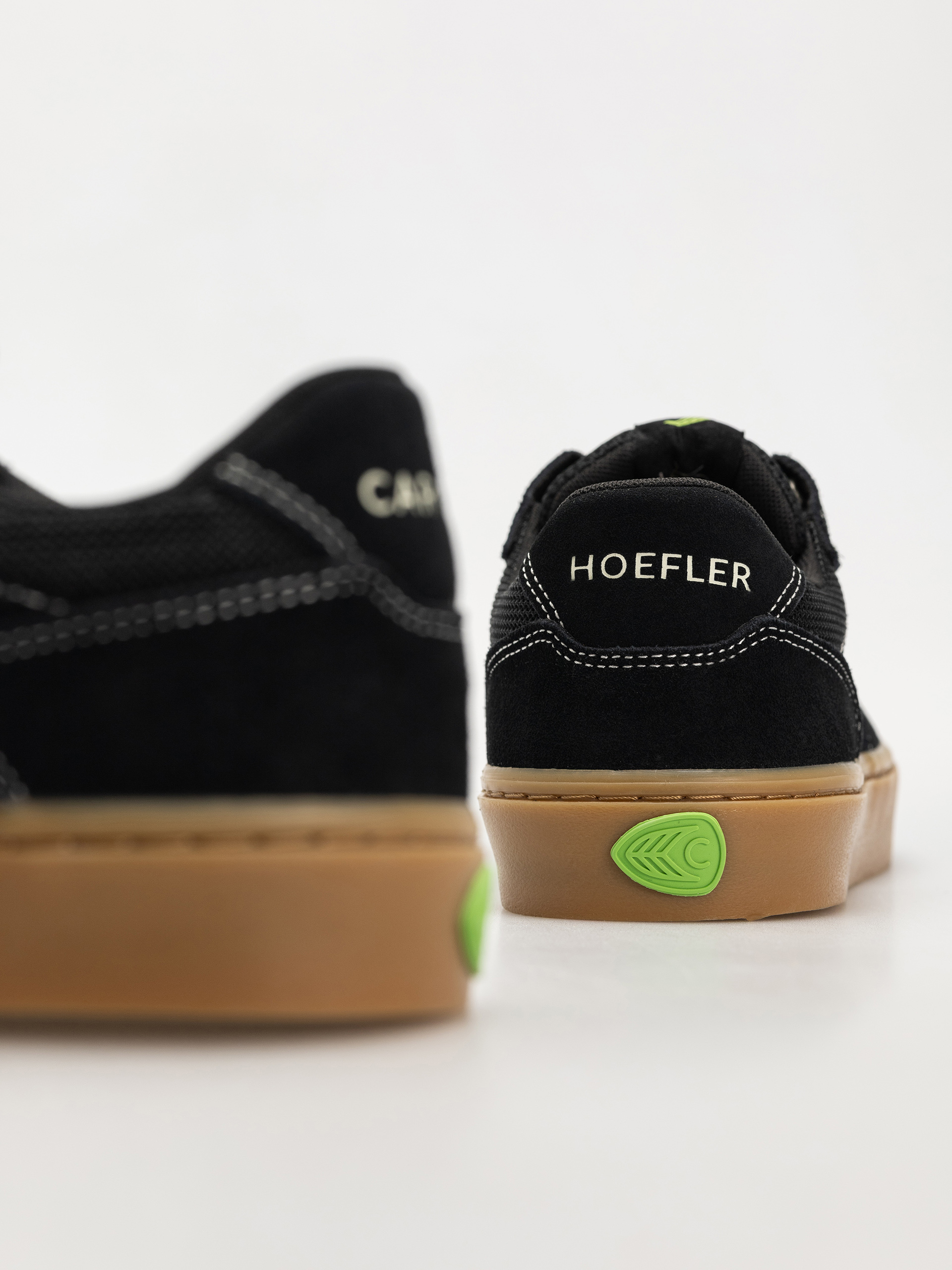 Topánky Cariuma T20 Pro (gum black suede and mesh ivory logo contrast thread)