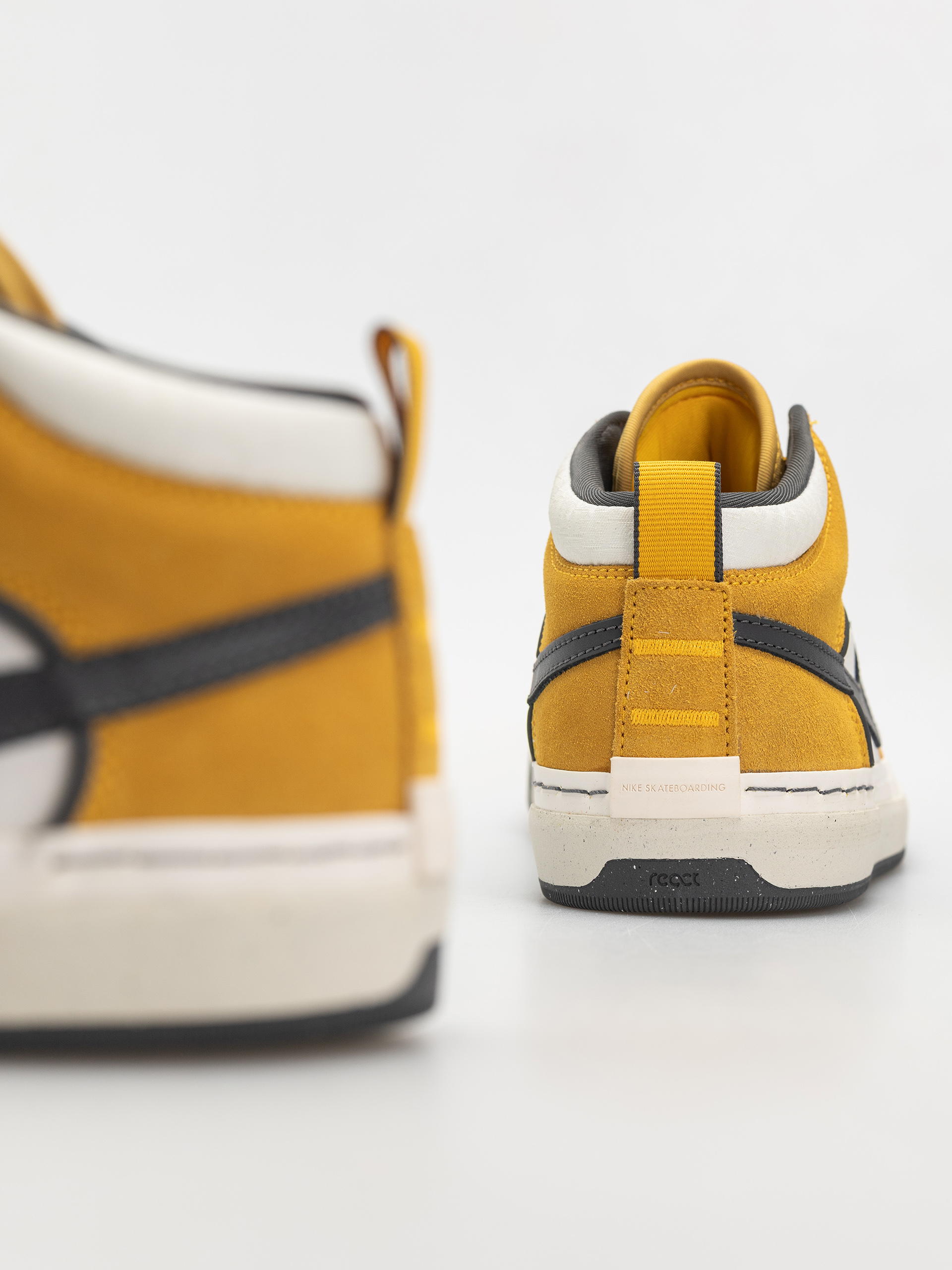 Topánky Nike SB React Leo (university gold/dark grey)