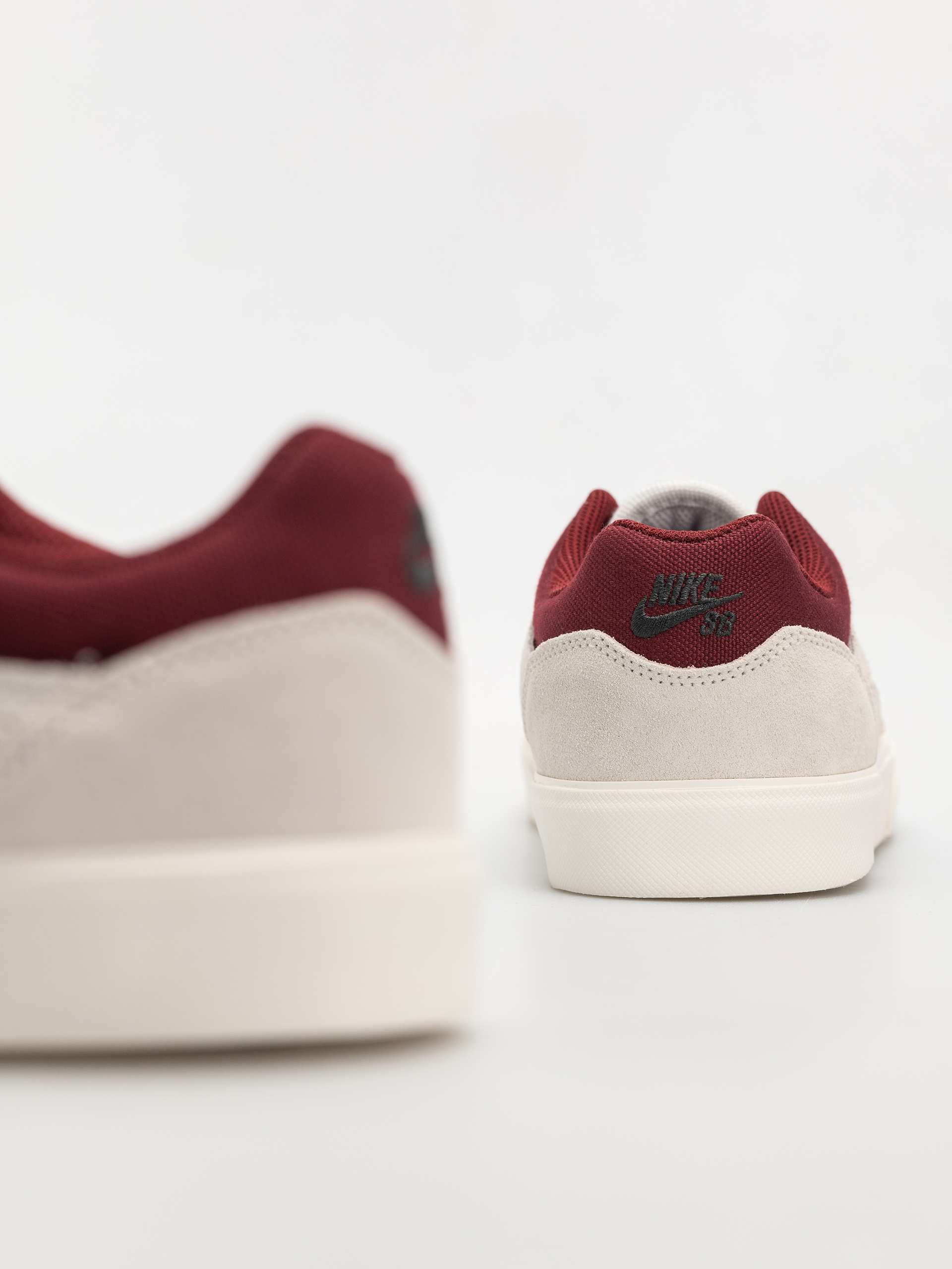 Topánky Nike SB Malor (summit white/team red phantom sail)