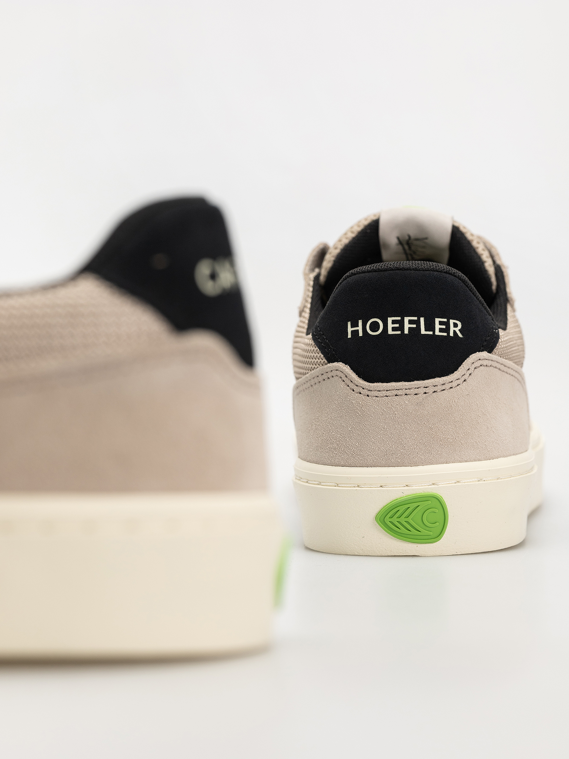 Topánky Cariuma T20 Pro (plaza taupe suede and mesh black logo)