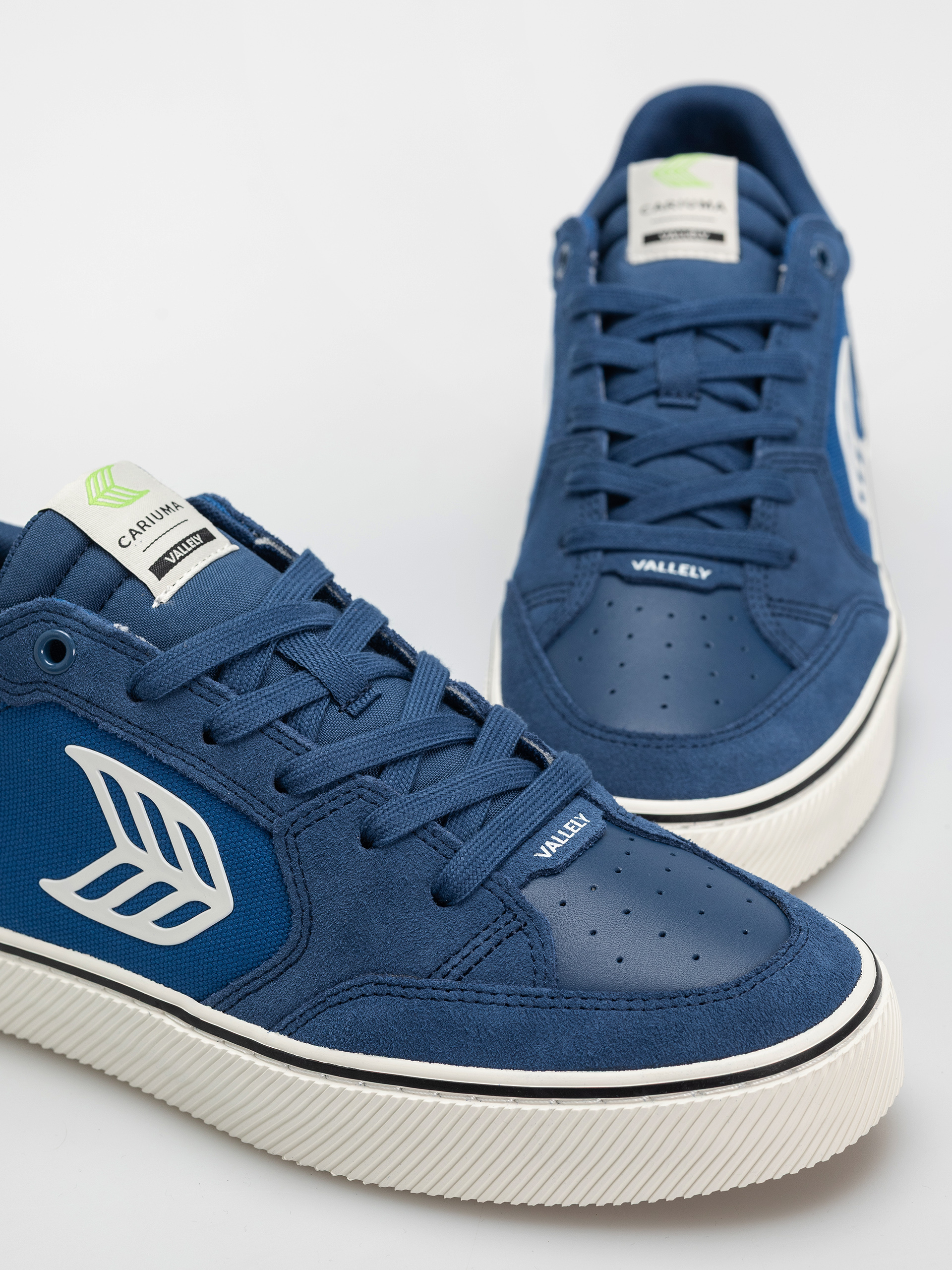 Topánky Cariuma Vallely Pro (mystery blue suede and cordura off white logo)