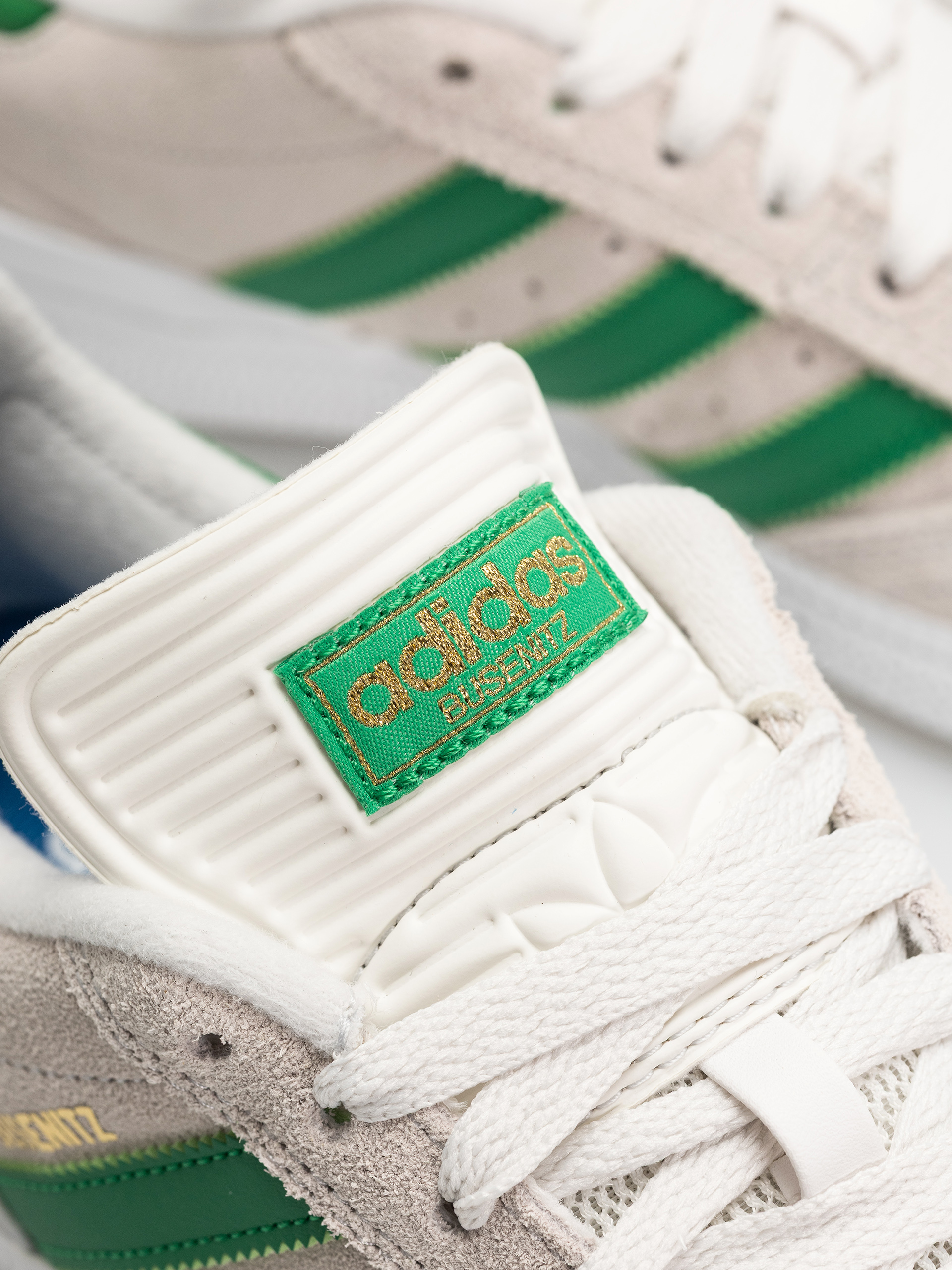 Topánky adidas Busenitz (crywht/crywht/goldmt)