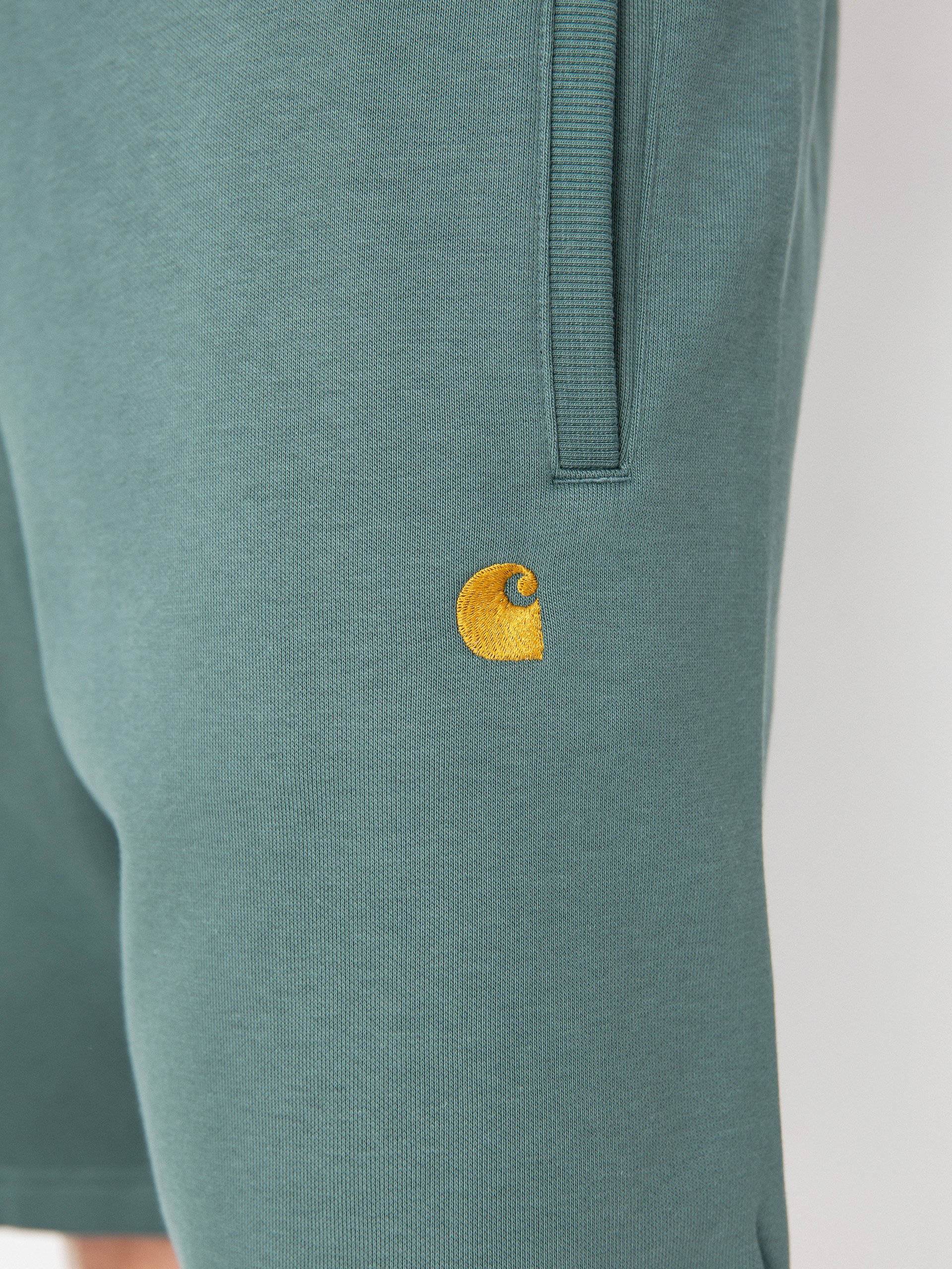 Kraťasy Carhartt WIP Chase (silver pine/gold)