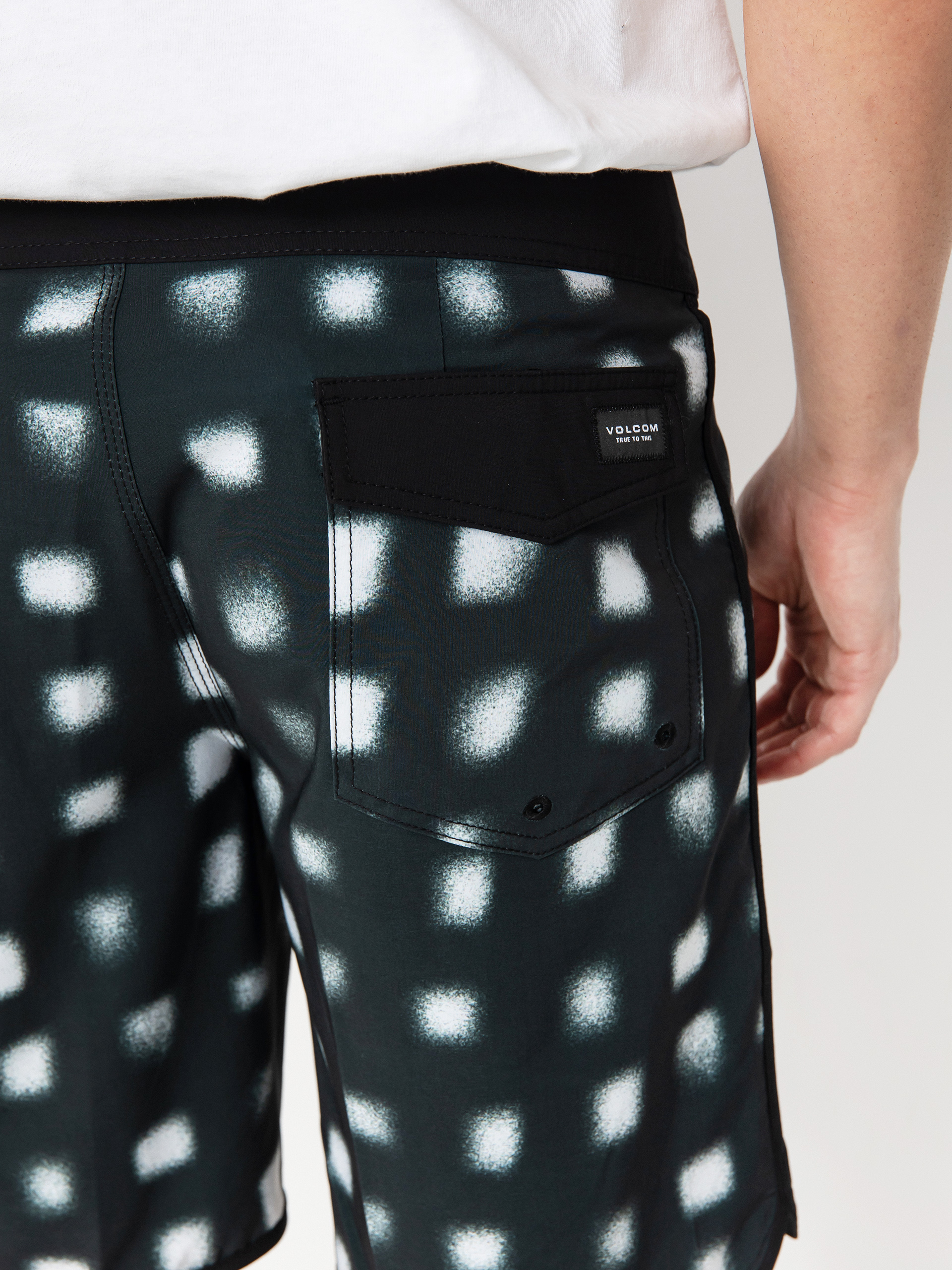 Plážové kraťasy Volcom Infuse Scallop Mod 19 (black)