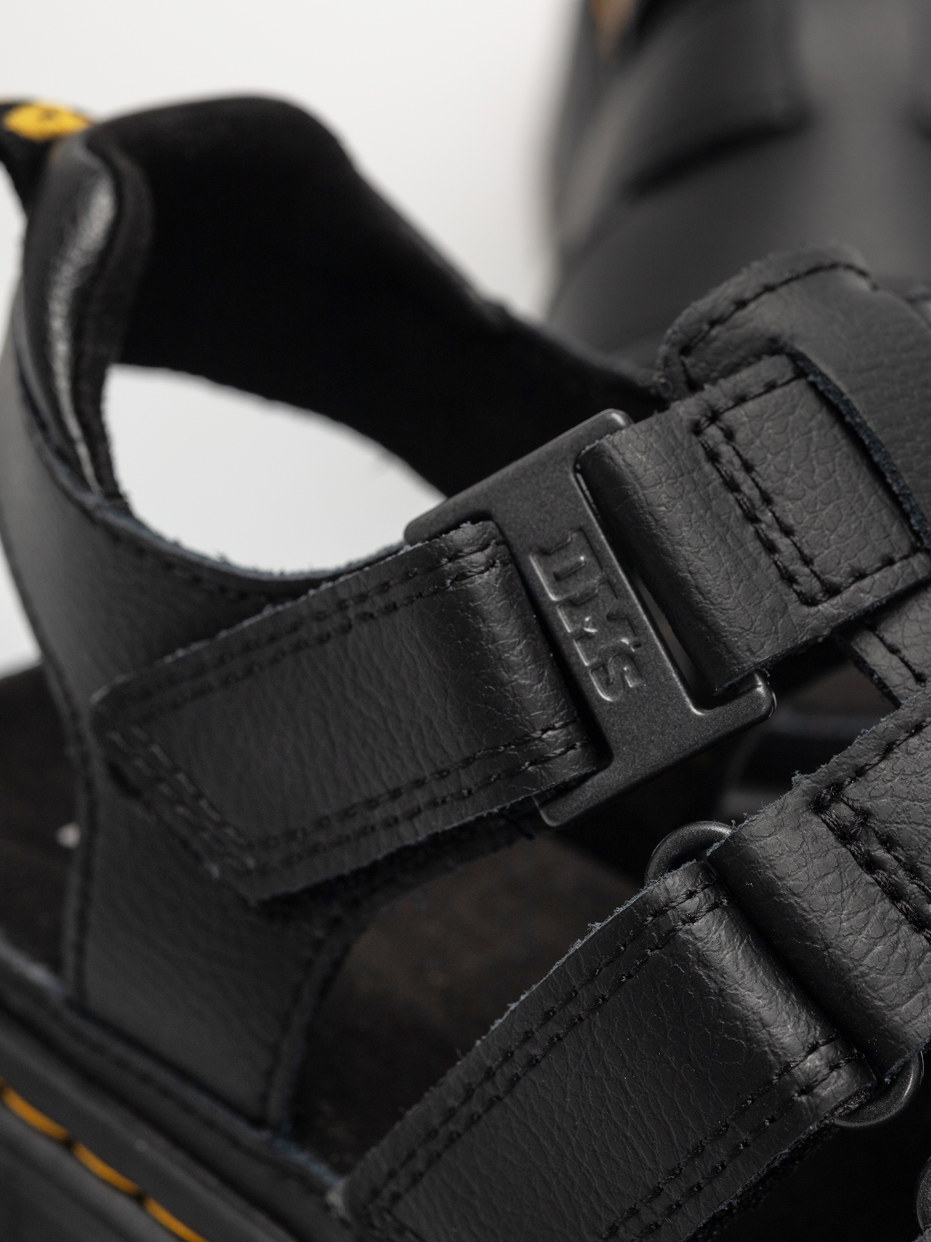 Sandale Dr. Martens Mattison 3 Strap Wmn (black athena)