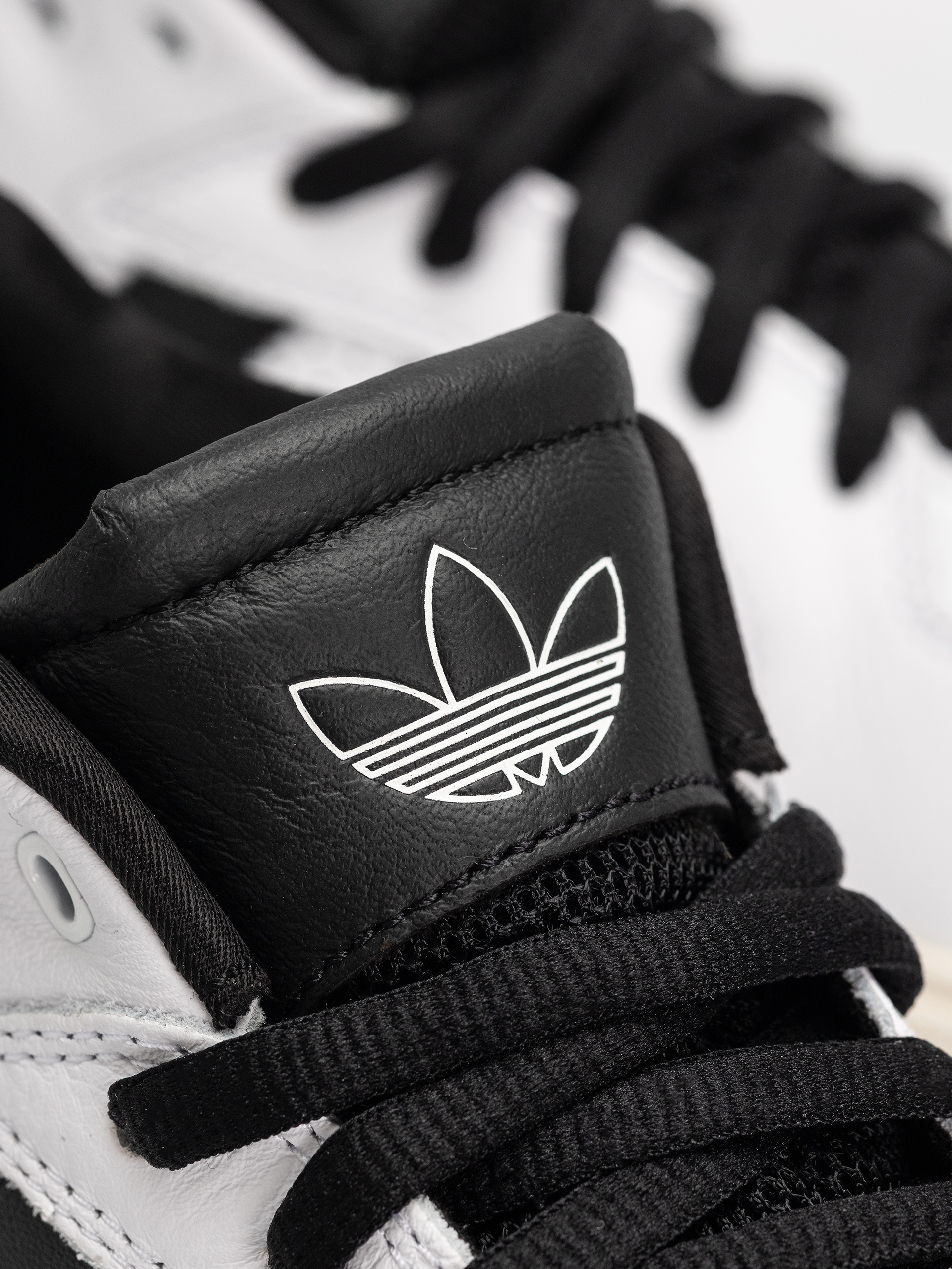 Topánky adidas Tyshawn (ftwwht/cblack/ftwwht)