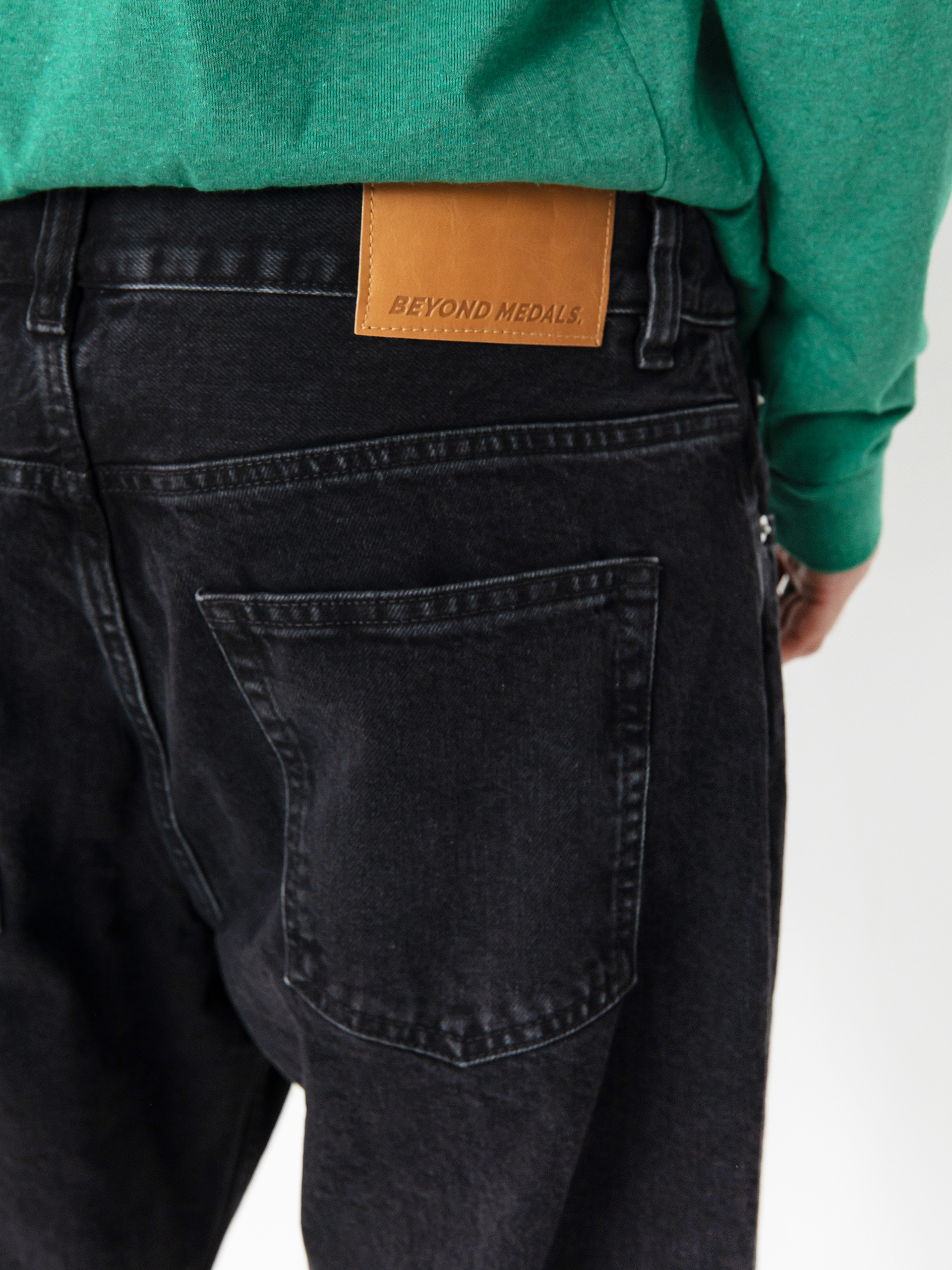 Nohavice Beyond Medals Loose Jeans (black)