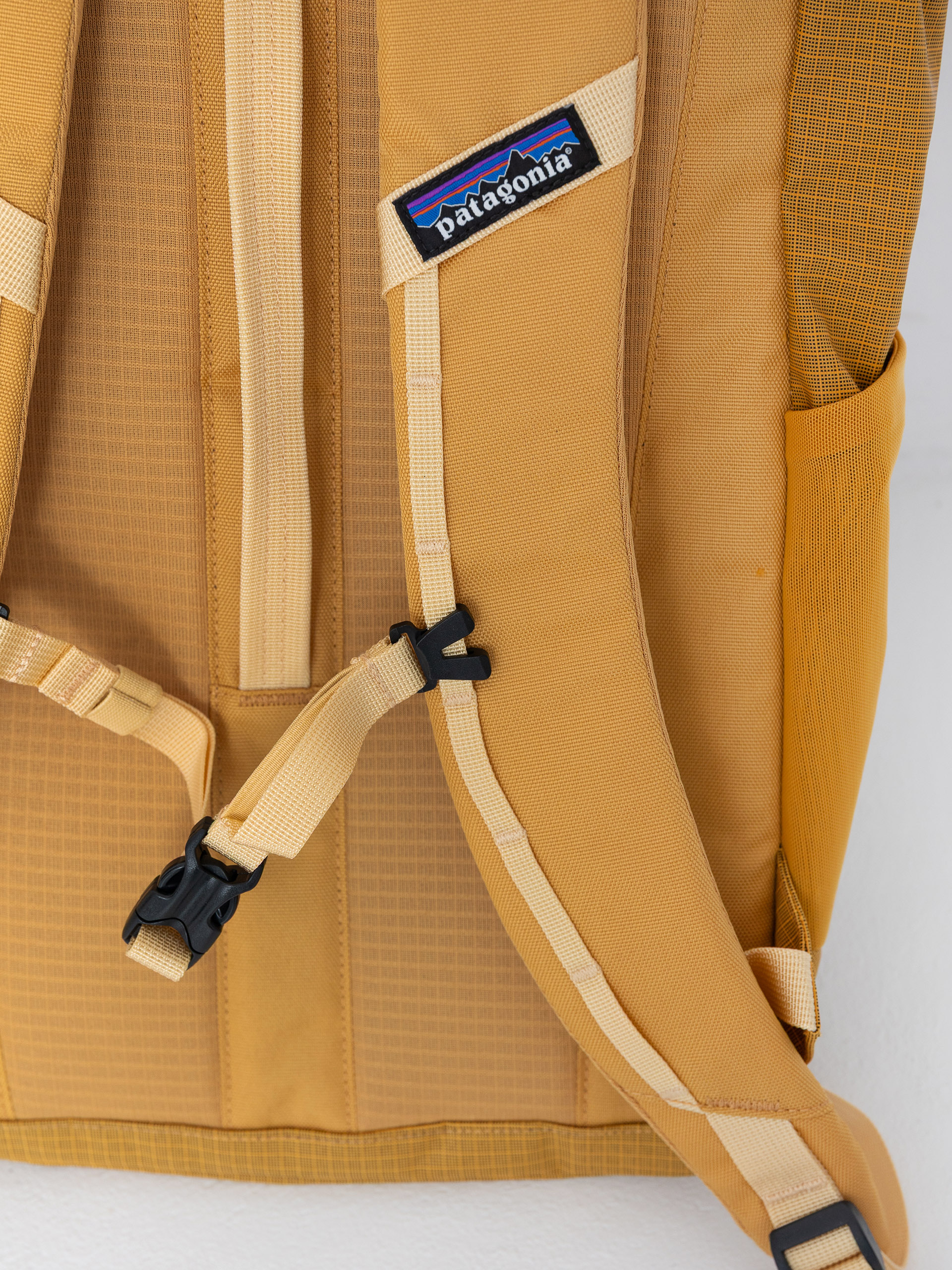 Batoh Patagonia Black Hole Pack 25L (pufferfish gold w/beeswax tan)