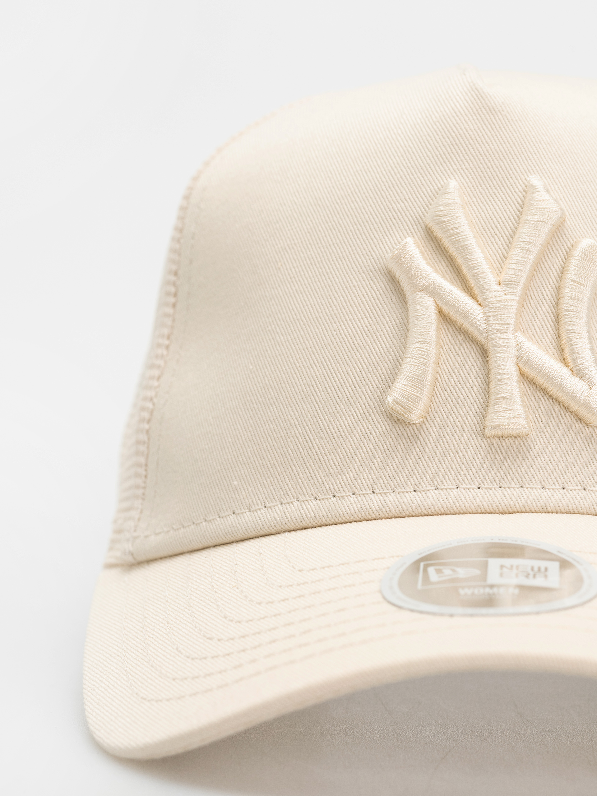 Šiltovka New Era League Essential Trucker New York Yankees Wmn (light cream)