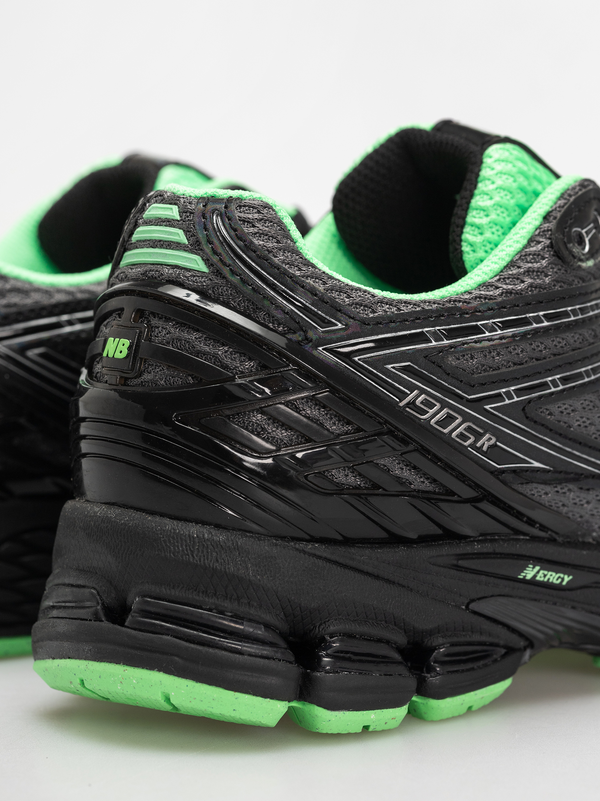 Topánky New Balance 1906 (dark silver metallic)