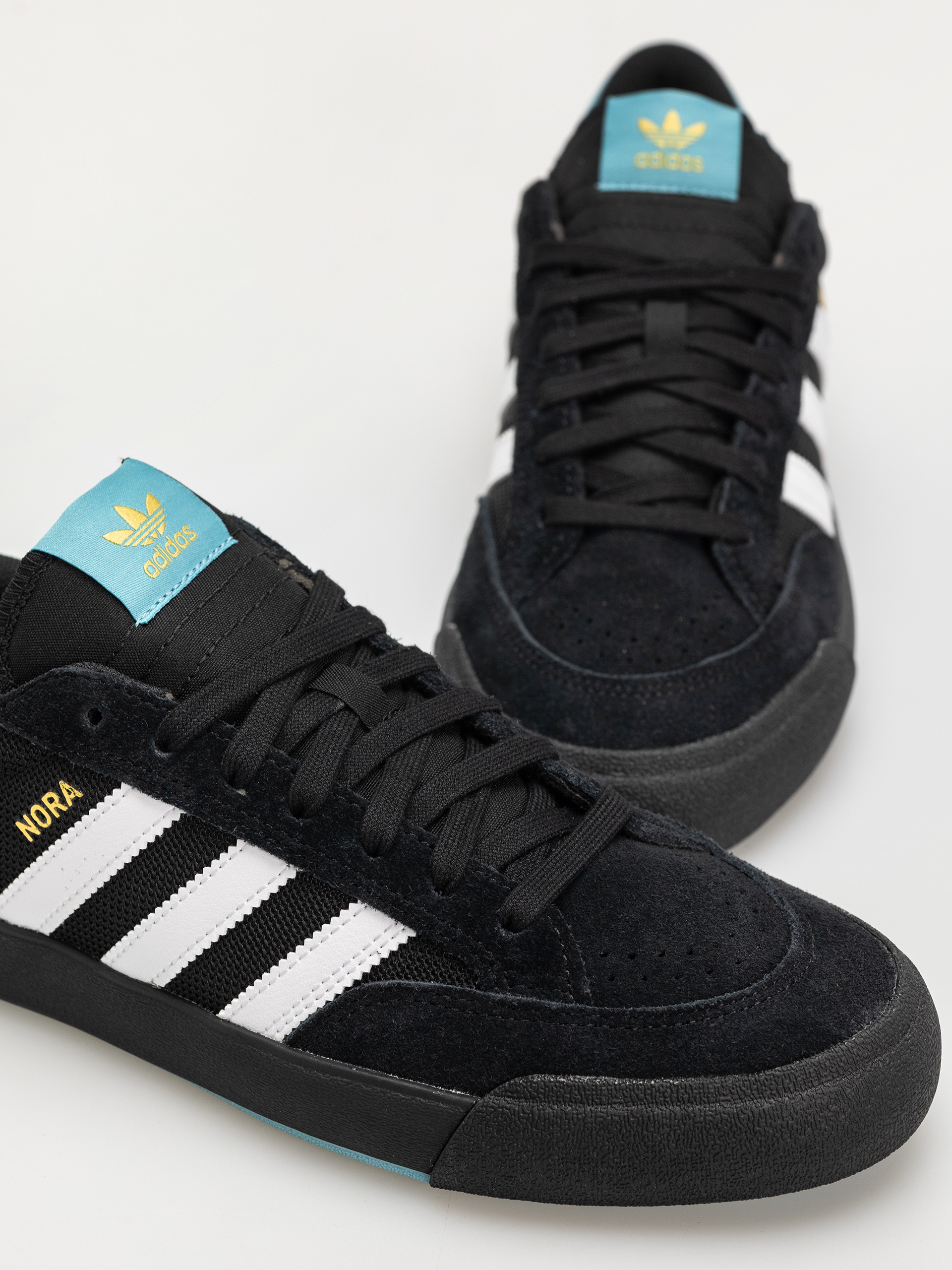 Topánky adidas Nora (cblack/ftwwht/goldmt)