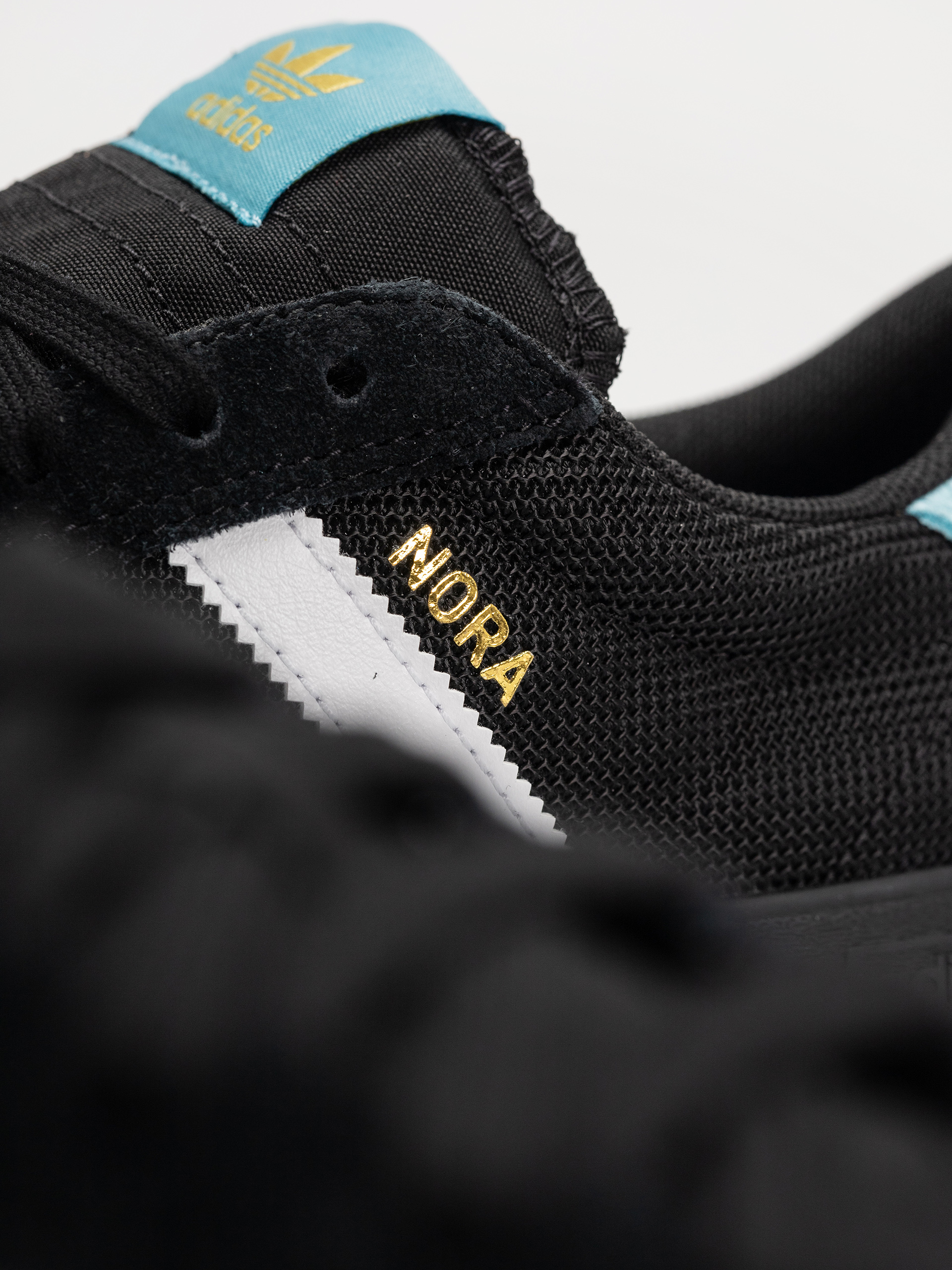 Topánky adidas Nora (cblack/ftwwht/goldmt)