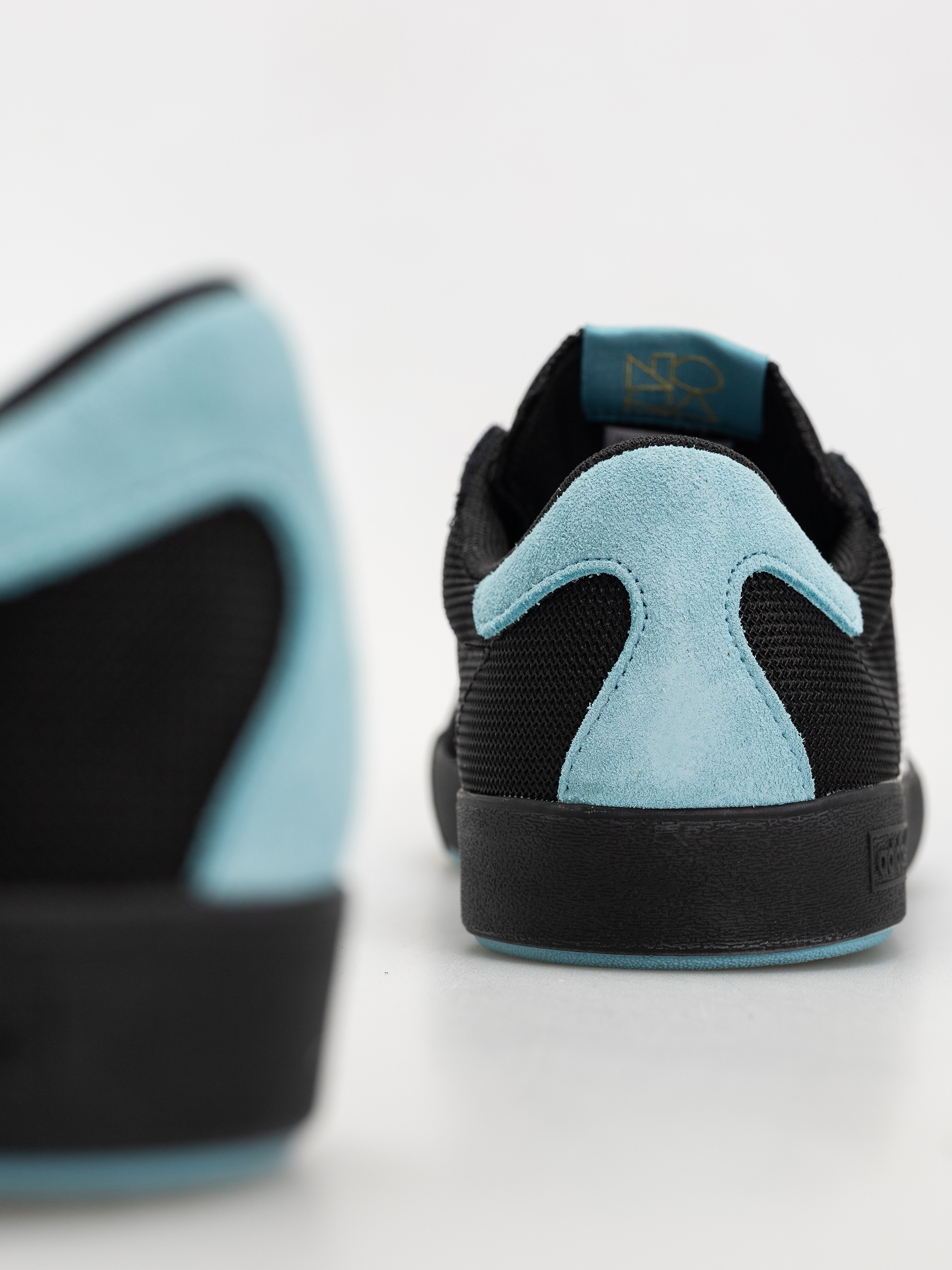 Topánky adidas Nora (cblack/ftwwht/goldmt)