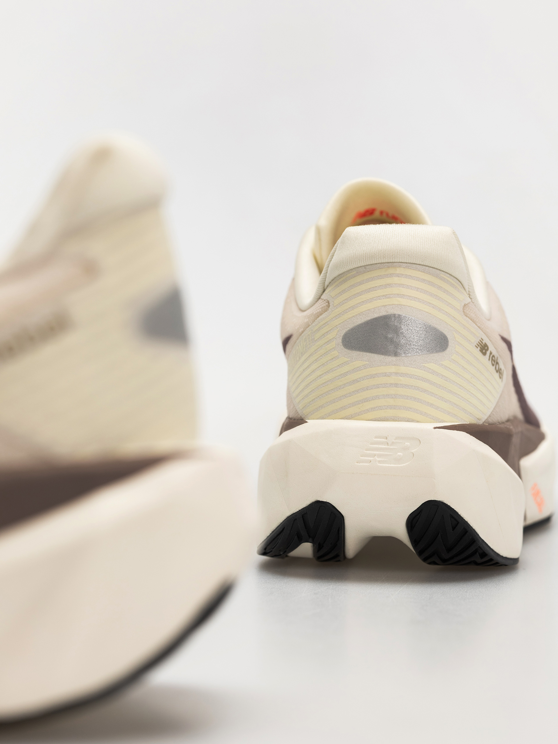 Topánky New Balance Fuelcell Rebel V5 (angora)