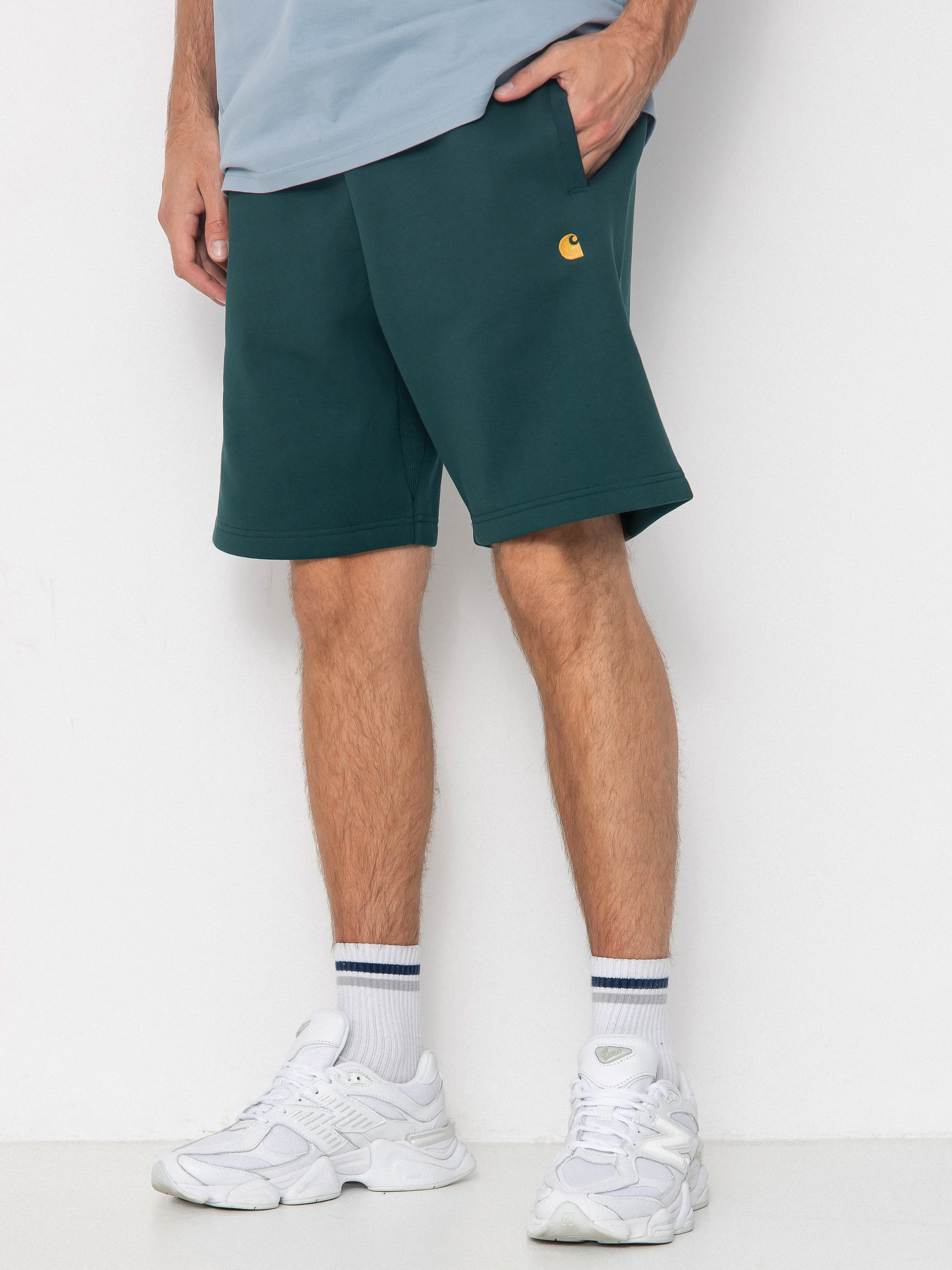 Kraťasy Carhartt WIP Chase (dark fir/gold)