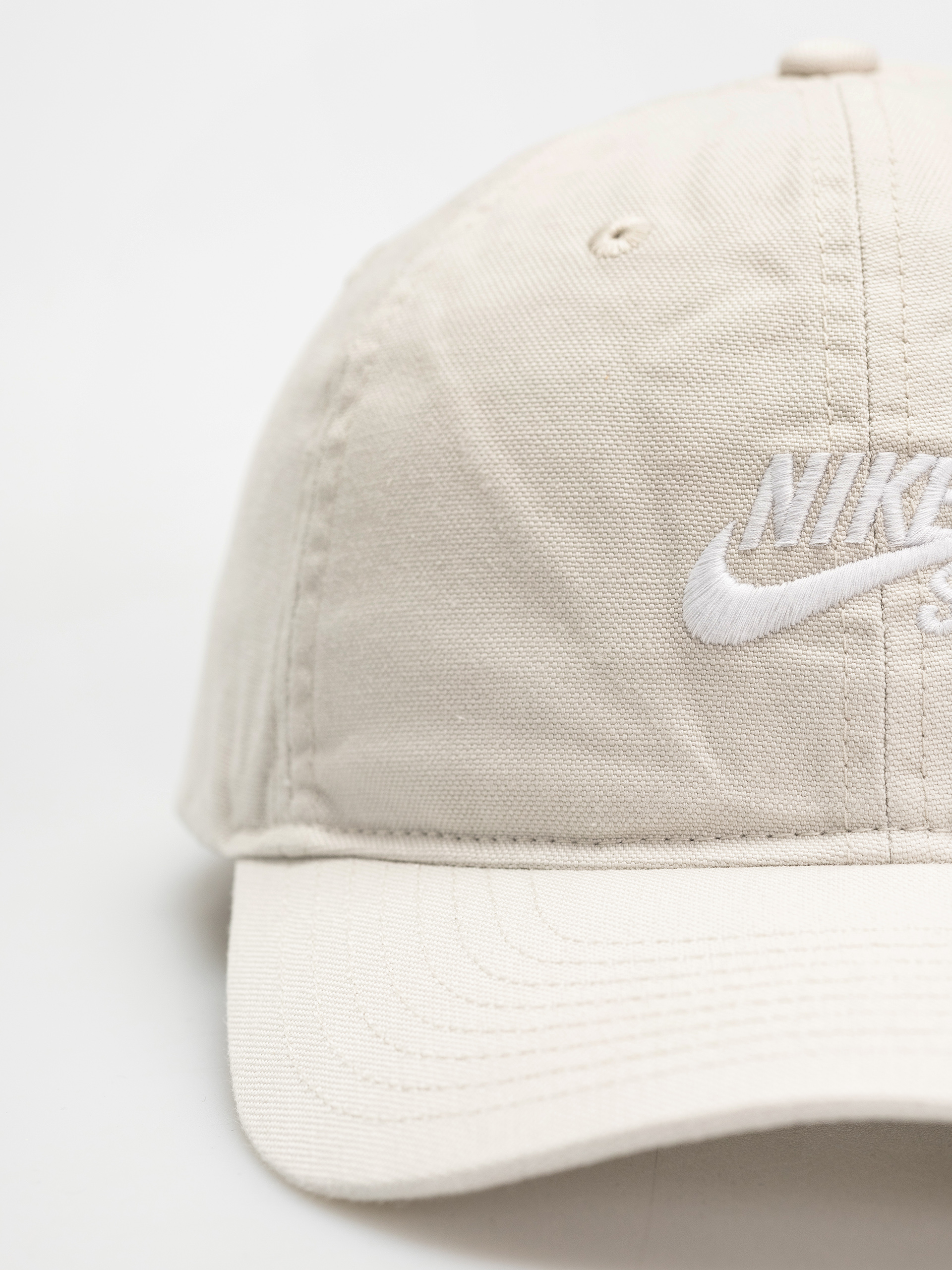 Šiltovka Nike SB Club (light bone/white)