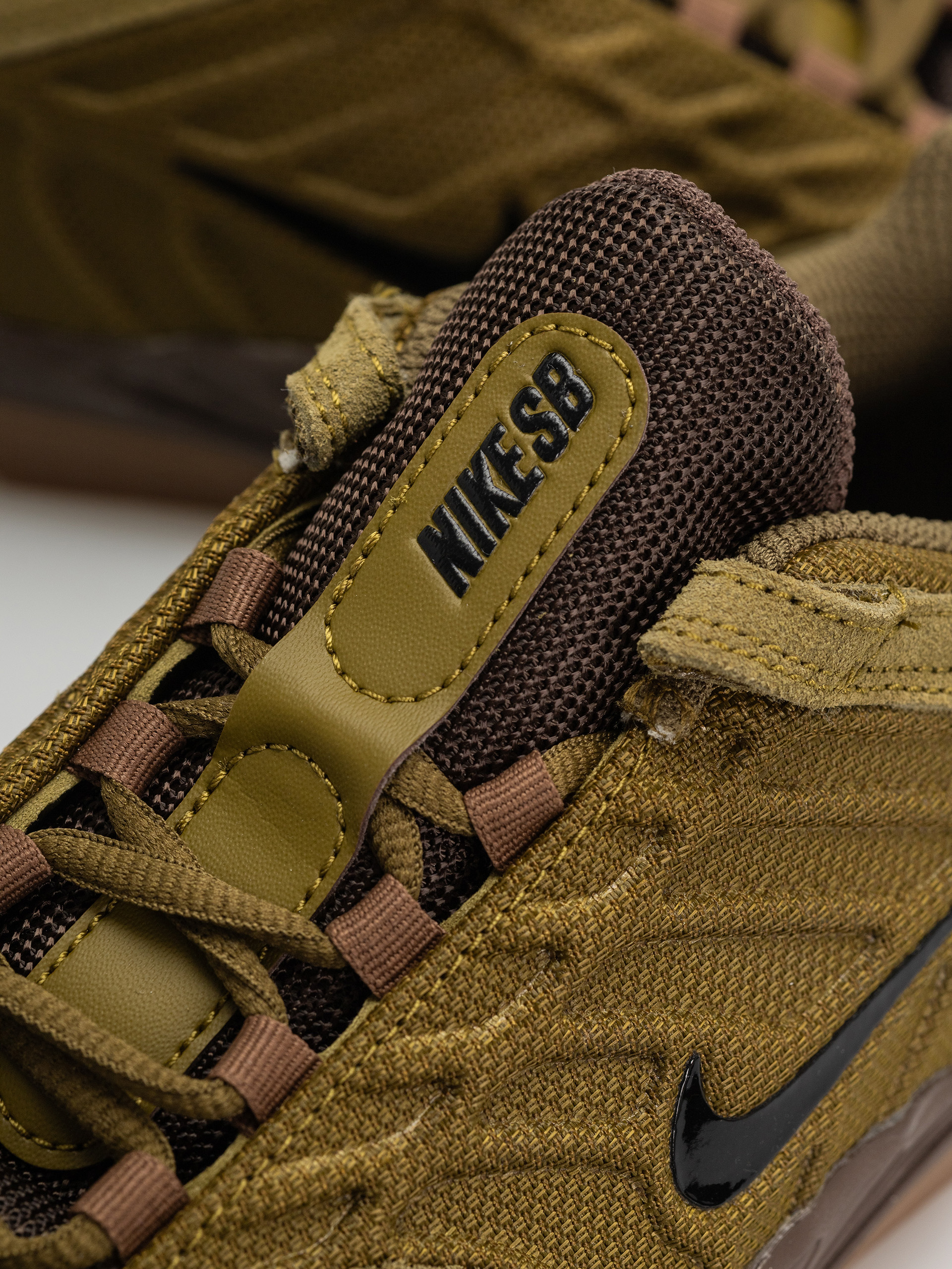 Topánky Nike SB Vertebrae (olive flak/black baroque brown)