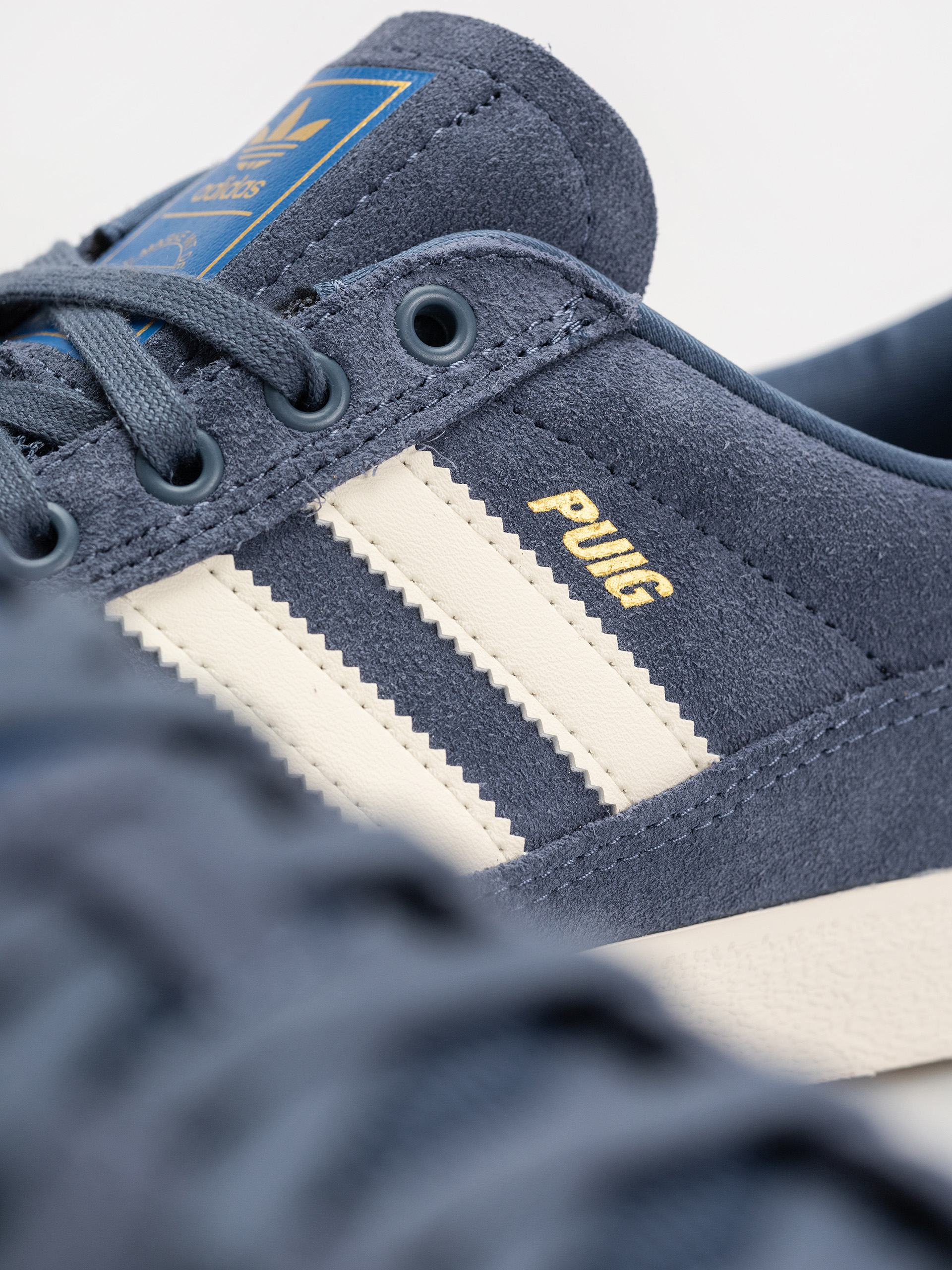 Topánky adidas Puig Indoor (prloin/owhite/blubir)