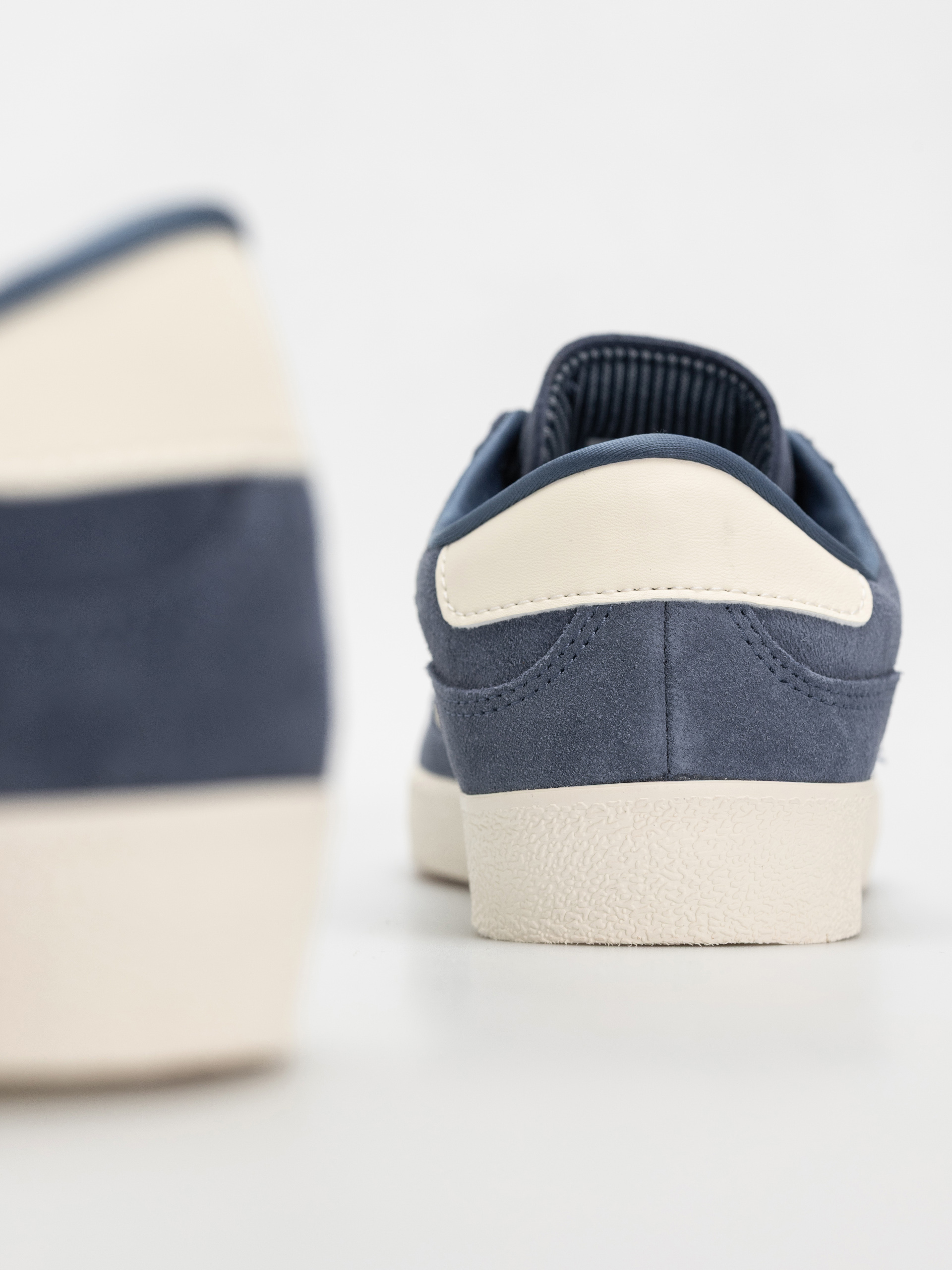 Topánky adidas Puig Indoor (prloin/owhite/blubir)