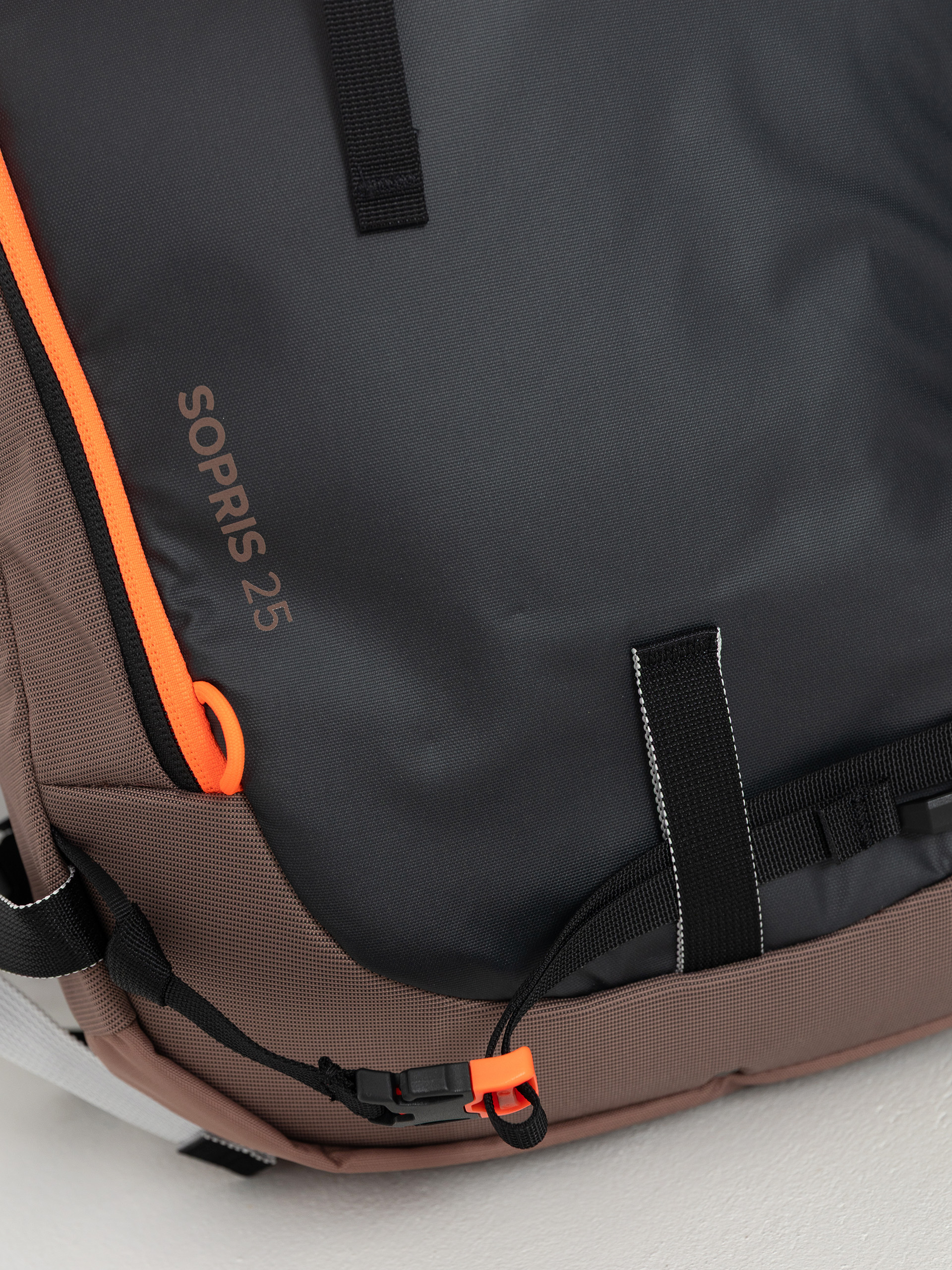 Batoh Osprey Sopris 25 (magma brown/raven black)