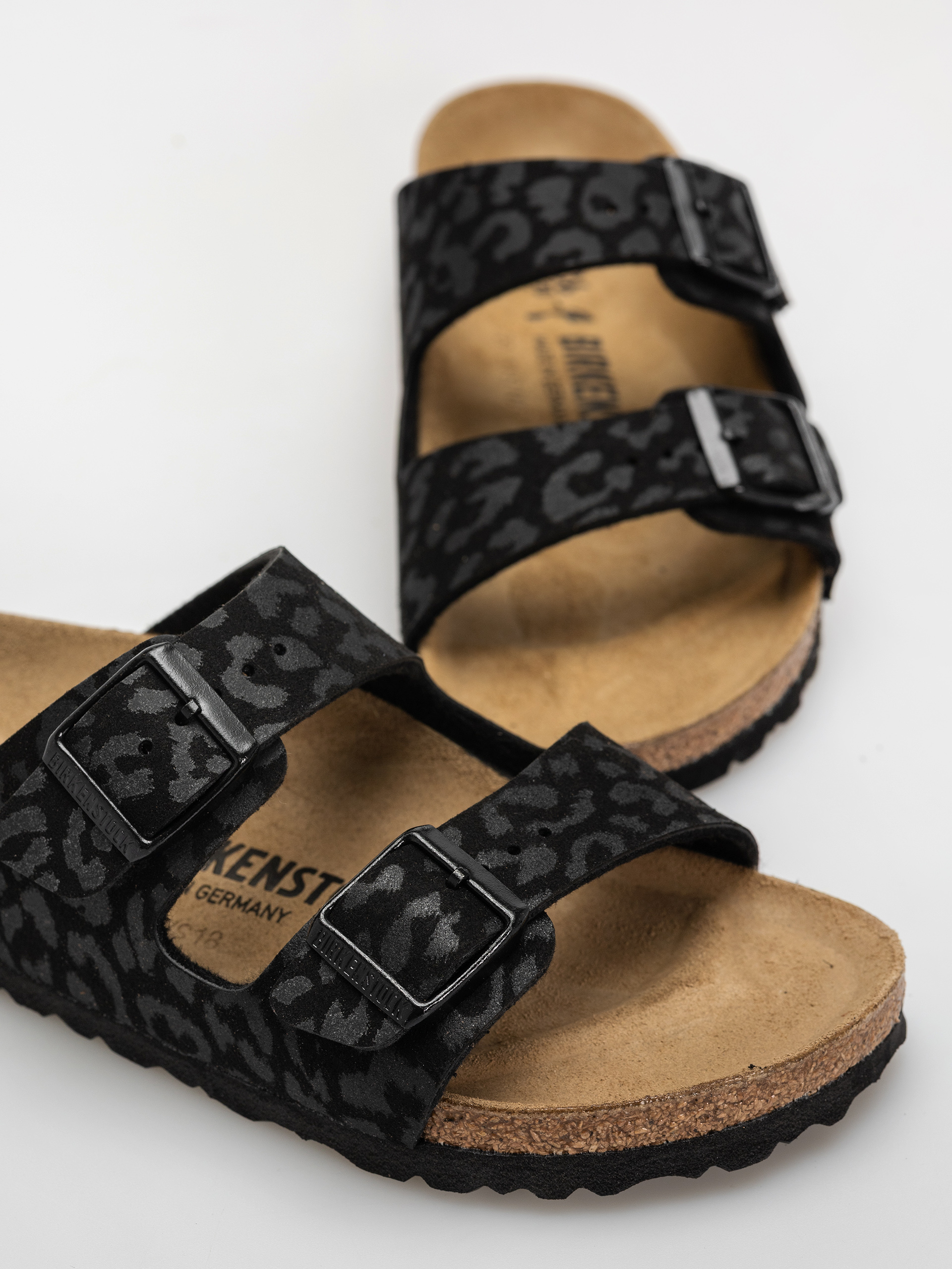 Šľapky Birkenstock Arizona Synthetics Narrow Wmn (leo black)